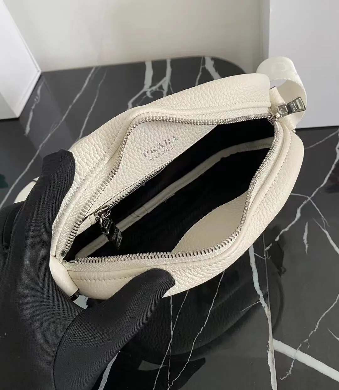 P1160¥ [Top original order] 🎉New camera crossbody bag🎉1BH182 has arrived🎉🎉This crossbody bag is made of imported deerskin grain cowhide and equipped with an adjustable long shoulder strap. My favorite It’s a small bag on the shoulder strap😘It’s perfect😘, it has a large capacity, is simple and elegant, and feels super soft🎉Hurry up and get it🎉Dimensions: length 22x height 14.5x bottom 8cm🎉🎉🎉👏👏👏!