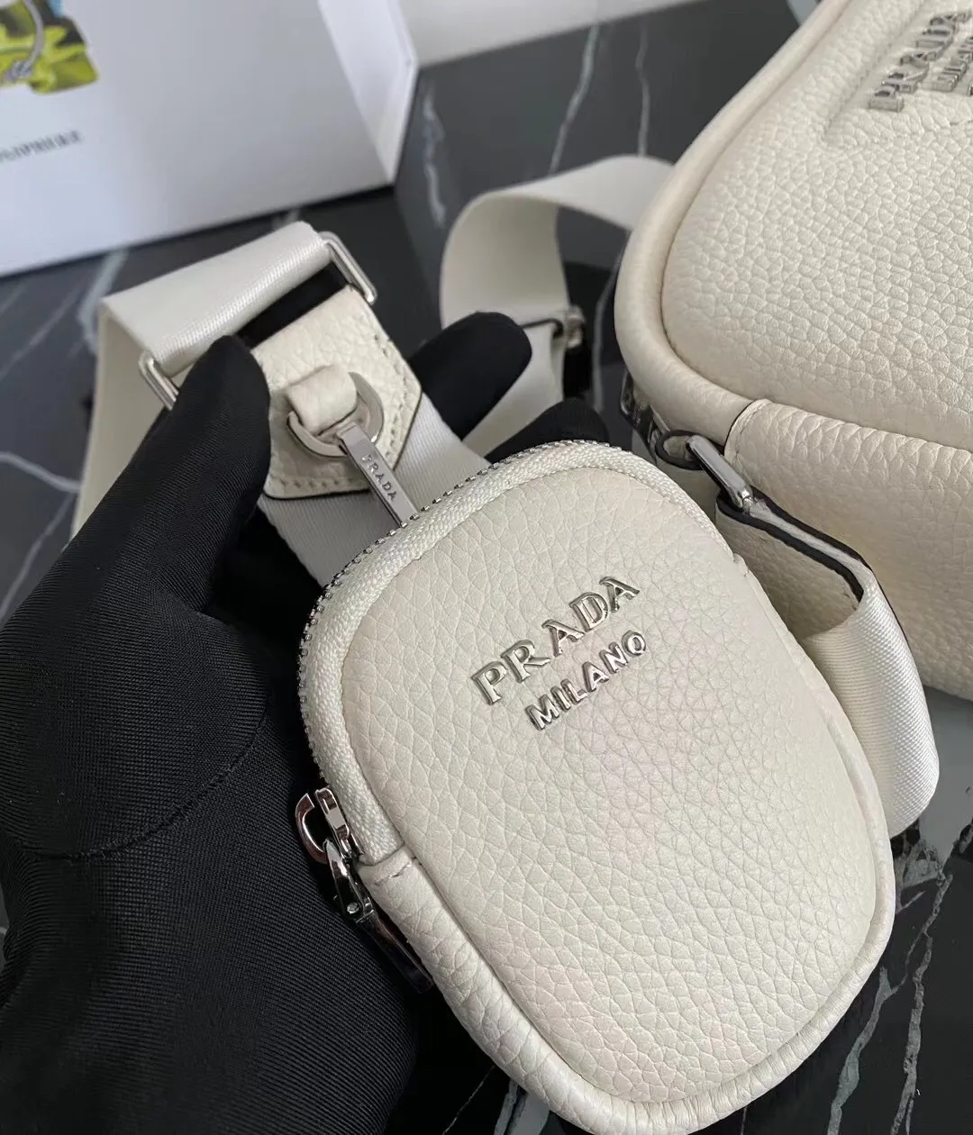 P1160¥ [Top original order] 🎉New camera crossbody bag🎉1BH182 has arrived🎉🎉This crossbody bag is made of imported deerskin grain cowhide and equipped with an adjustable long shoulder strap. My favorite It’s a small bag on the shoulder strap😘It’s perfect😘, it has a large capacity, is simple and elegant, and feels super soft🎉Hurry up and get it🎉Dimensions: length 22x height 14.5x bottom 8cm🎉🎉🎉👏👏👏!