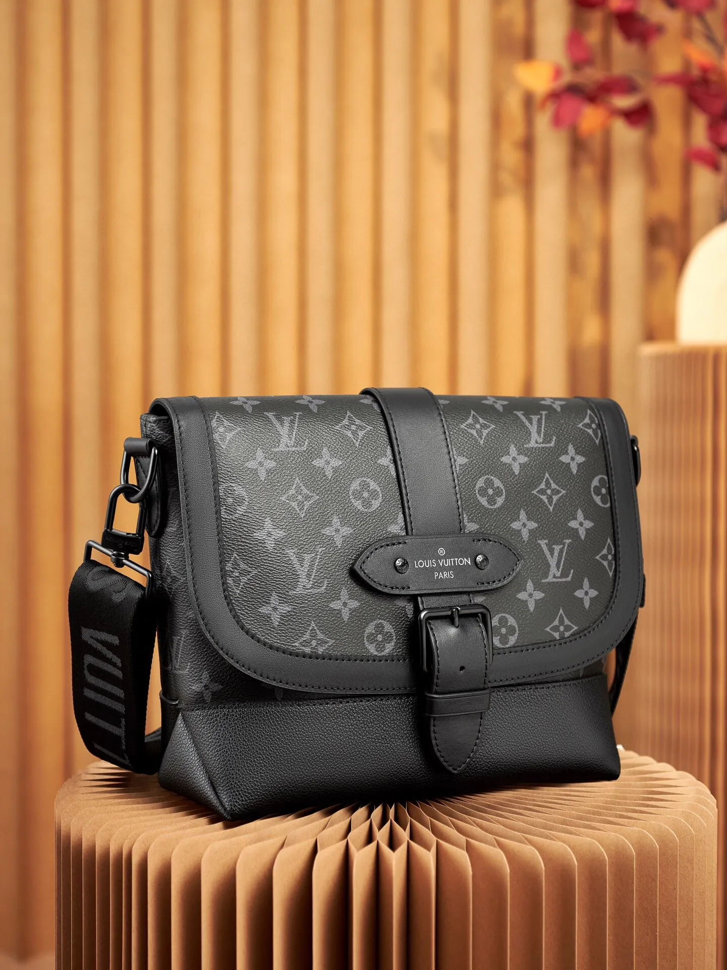 P¥760👉nfc dynamic chip version👈 [Top-grade original order, all-steel hardware] Genuinely developed M45911 Black Flower This new messenger bag pays tribute to the iconic equestrian-style Saumur handbag launched in 1986. The combination of Monogram Eclipse canvas and grained leather gives this classic item a modern temperament. Buckled shoulder strap with magnetic closure. Casual and fashionable, suitable for daily carrying. Dimensions: 30x 23 x 11 cm