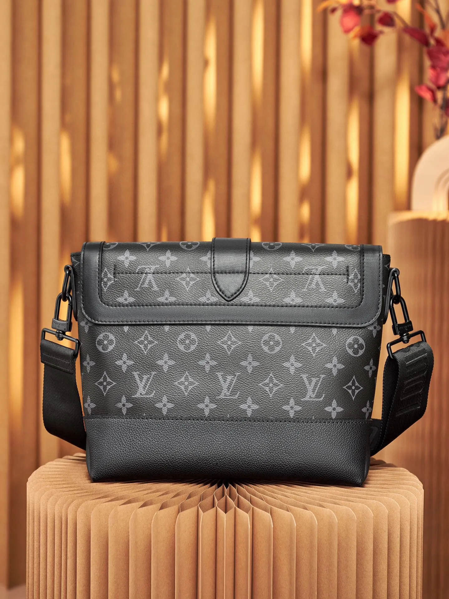 P¥760👉nfc dynamic chip version👈 [Top-grade original order, all-steel hardware] Genuinely developed M45911 Black Flower This new messenger bag pays tribute to the iconic equestrian-style Saumur handbag launched in 1986. The combination of Monogram Eclipse canvas and grained leather gives this classic item a modern temperament. Buckled shoulder strap with magnetic closure. Casual and fashionable, suitable for daily carrying. Dimensions: 30x 23 x 11 cm