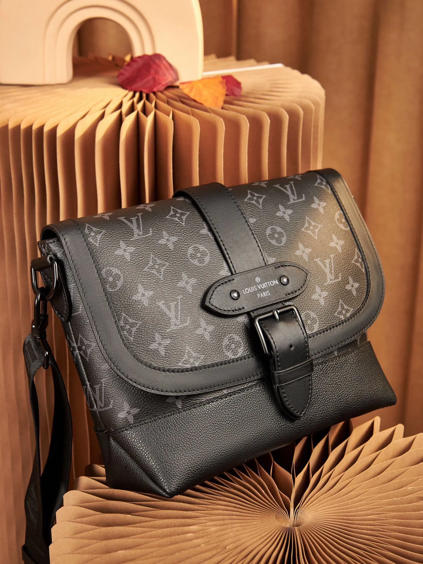 P¥760👉nfc dynamic chip version👈 [Top-grade original order, all-steel hardware] Genuinely developed M45911 Black Flower This new messenger bag pays tribute to the iconic equestrian-style Saumur handbag launched in 1986. The combination of Monogram Eclipse canvas and grained leather gives this classic item a modern temperament. Buckled shoulder strap with magnetic closure. Casual and fashionable, suitable for daily carrying. Dimensions: 30x 23 x 11 cm