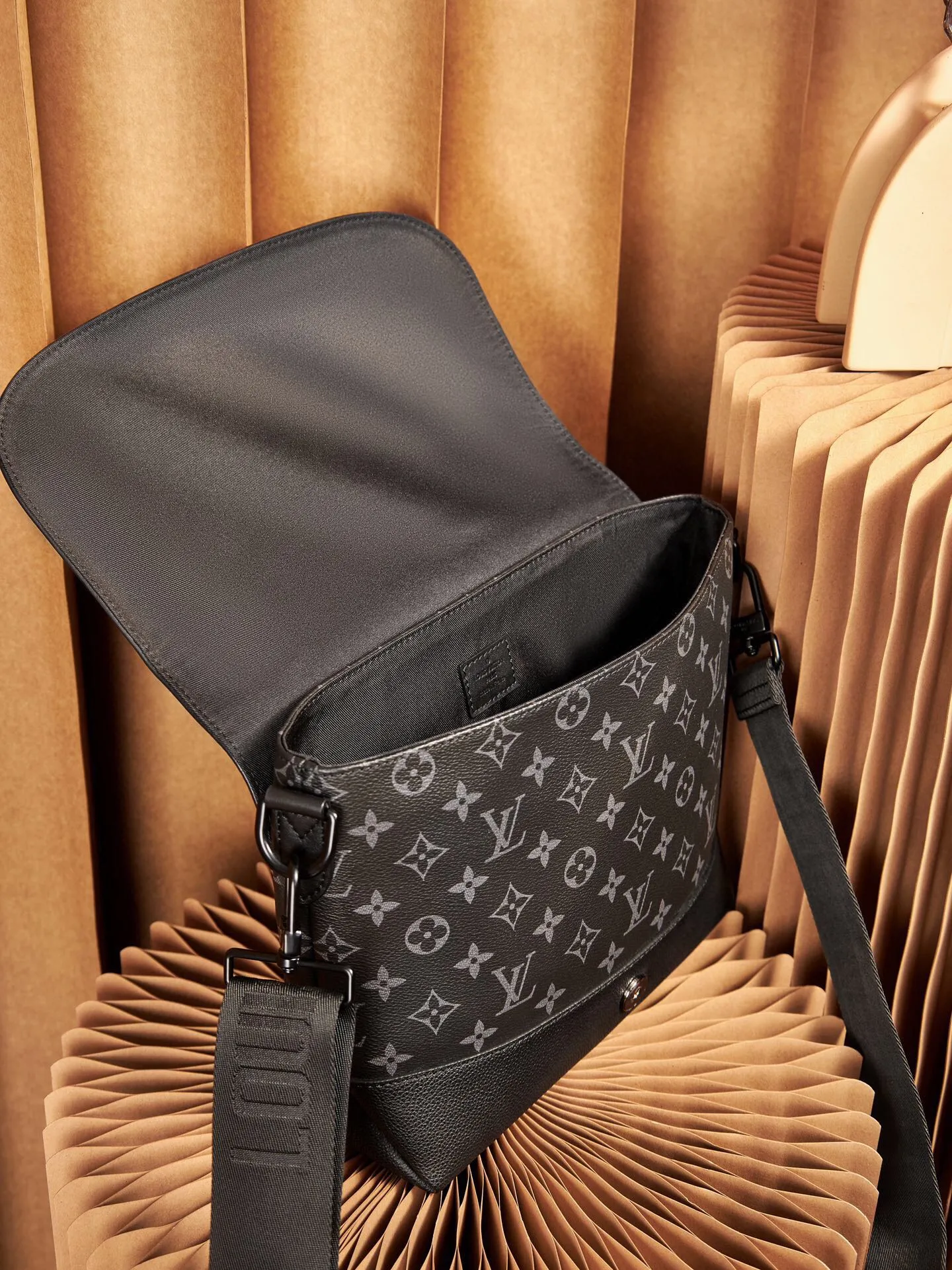 P¥760👉nfc dynamic chip version👈 [Top-grade original order, all-steel hardware] Genuinely developed M45911 Black Flower This new messenger bag pays tribute to the iconic equestrian-style Saumur handbag launched in 1986. The combination of Monogram Eclipse canvas and grained leather gives this classic item a modern temperament. Buckled shoulder strap with magnetic closure. Casual and fashionable, suitable for daily carrying. Dimensions: 30x 23 x 11 cm