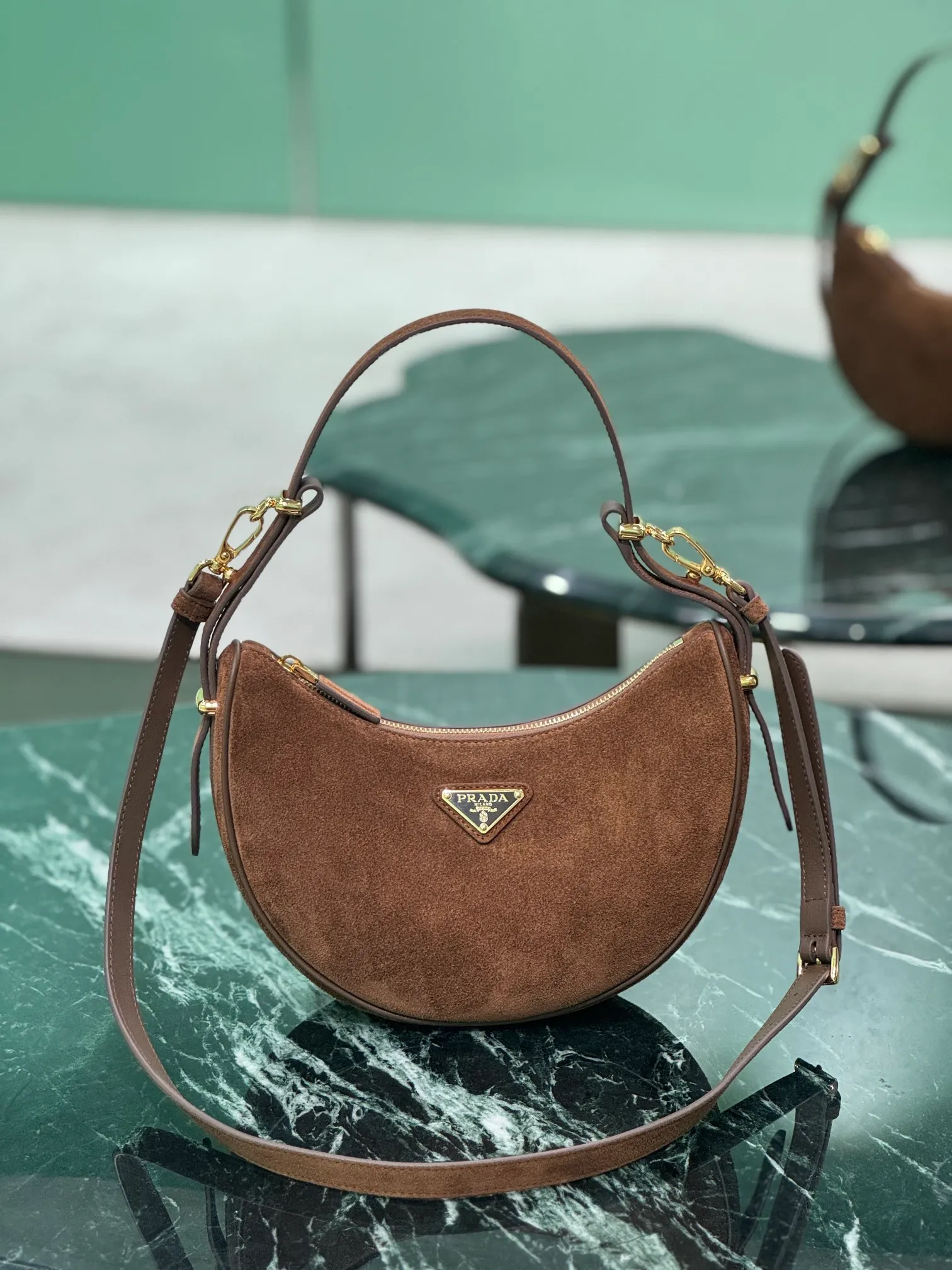💰1400, Moon suede calfskin The suede calfskin has a modern and versatile charm, with a curved body design and 2 long/short adjustable shoulder straps, making it easy to change styles at will. The interior is equipped with imported lambskin, and the metal accessories add to the bright style! Size: Length 22.5x Height 18.5x Bottom 6.5cm Style number: 1BC194 suede leather