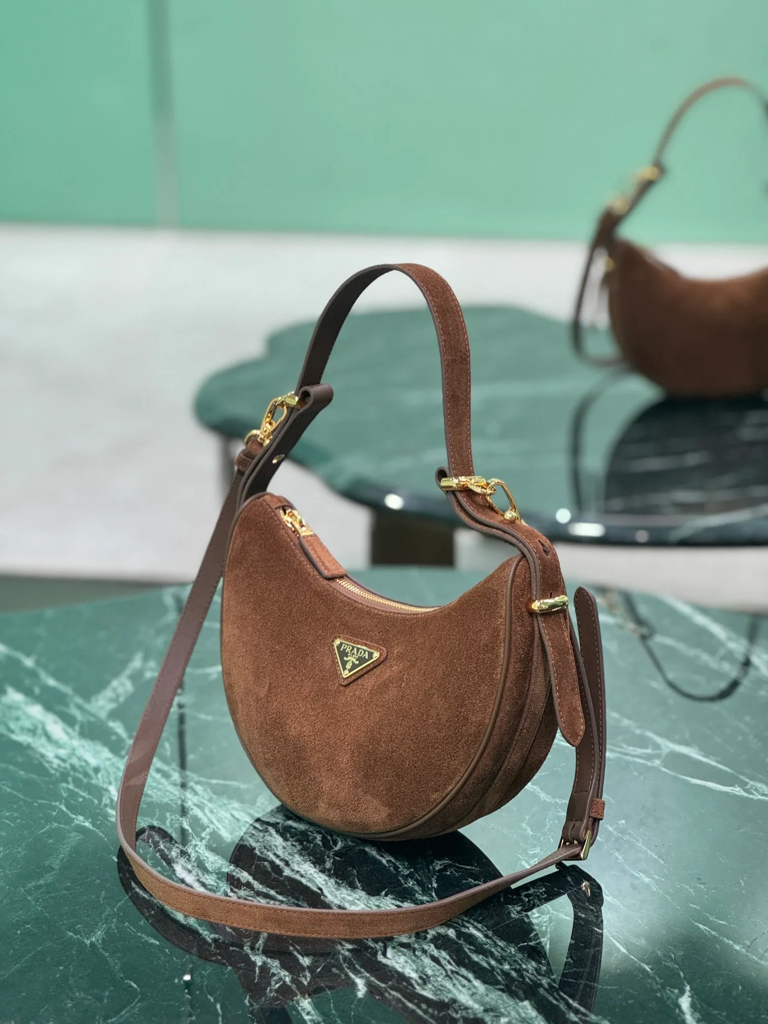 💰1400, Moon suede calfskin The suede calfskin has a modern and versatile charm, with a curved body design and 2 long/short adjustable shoulder straps, making it easy to change styles at will. The interior is equipped with imported lambskin, and the metal accessories add to the bright style! Size: Length 22.5x Height 18.5x Bottom 6.5cm Style number: 1BC194 suede leather
