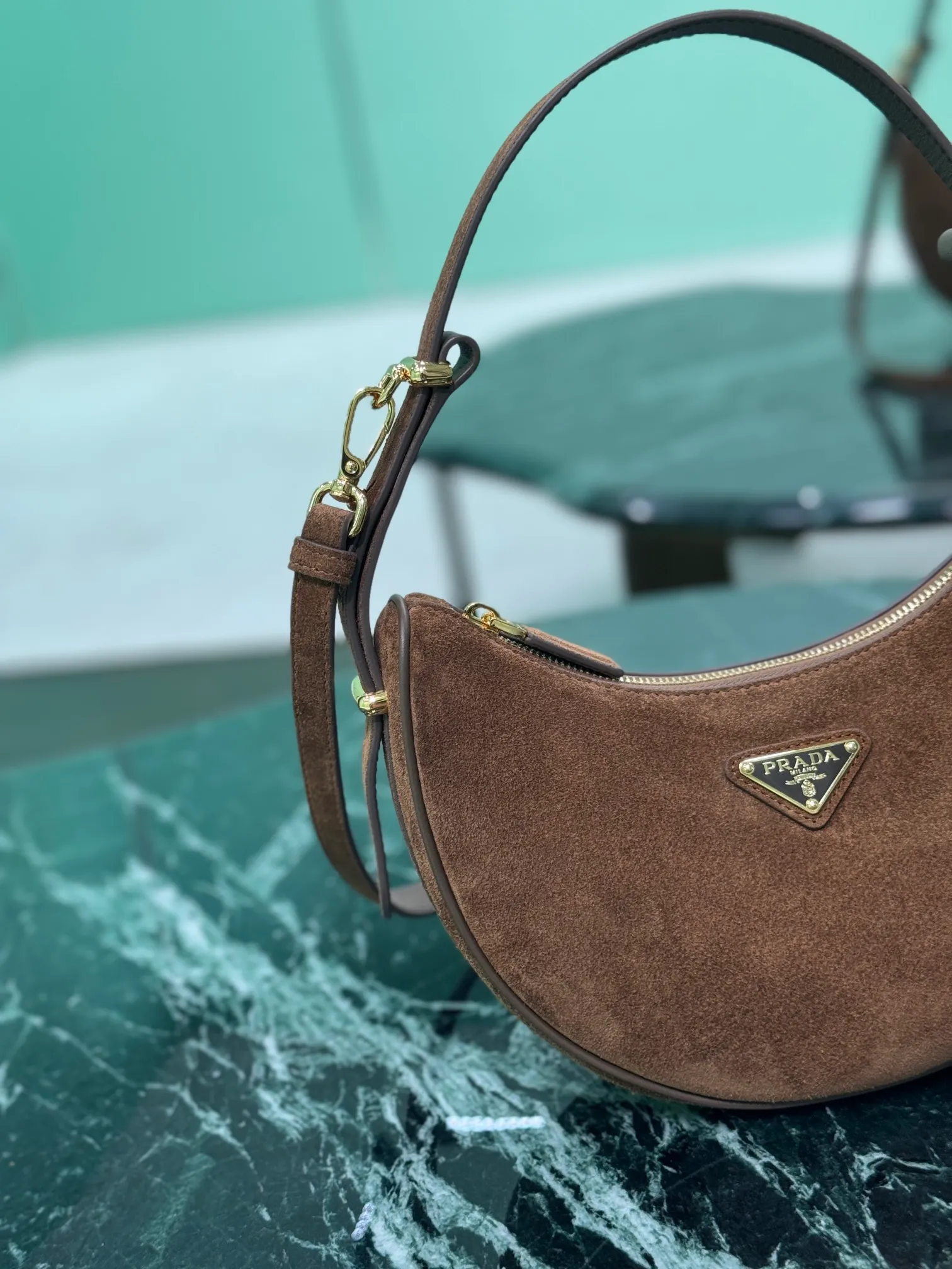 💰1400, Moon suede calfskin The suede calfskin has a modern and versatile charm, with a curved body design and 2 long/short adjustable shoulder straps, making it easy to change styles at will. The interior is equipped with imported lambskin, and the metal accessories add to the bright style! Size: Length 22.5x Height 18.5x Bottom 6.5cm Style number: 1BC194 suede leather
