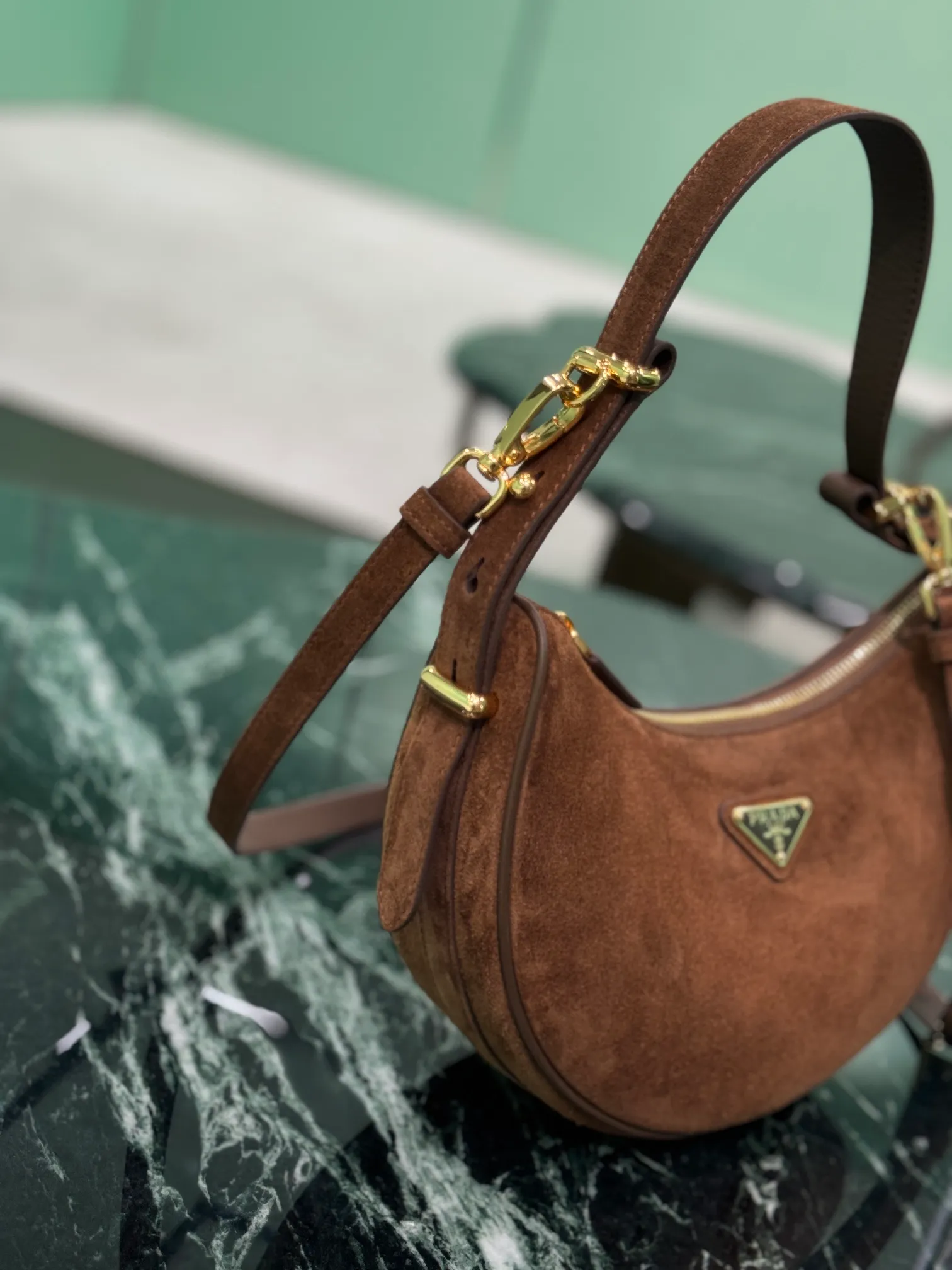 💰1400, Moon suede calfskin The suede calfskin has a modern and versatile charm, with a curved body design and 2 long/short adjustable shoulder straps, making it easy to change styles at will. The interior is equipped with imported lambskin, and the metal accessories add to the bright style! Size: Length 22.5x Height 18.5x Bottom 6.5cm Style number: 1BC194 suede leather