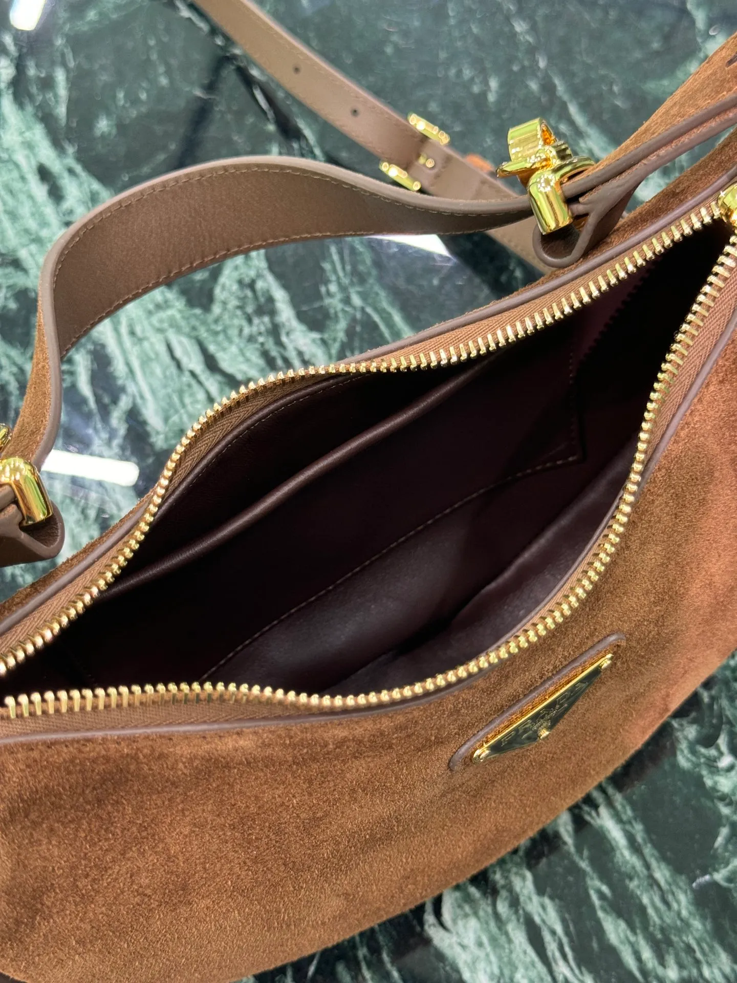 💰1400, Moon suede calfskin The suede calfskin has a modern and versatile charm, with a curved body design and 2 long/short adjustable shoulder straps, making it easy to change styles at will. The interior is equipped with imported lambskin, and the metal accessories add to the bright style! Size: Length 22.5x Height 18.5x Bottom 6.5cm Style number: 1BC194 suede leather