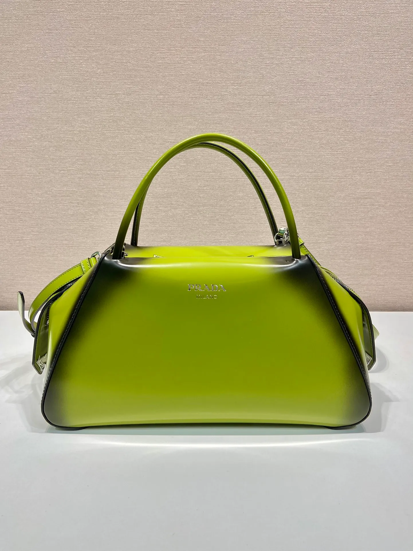 💰1800👏Gradient bowling ball👏1BA365 new medium gradient color🎉 This handbag with exquisite lines will be unveiled at the 2022 autumn and winter fashion show. Equipped with a detachable and adjustable long shoulder strap that can be carried by hand/cross-body. The elegant silhouette features a hand-painted finish that accentuates geometric lines and three-dimensional effects. Casual and stylish. Large capacity space. Everything you need for daily use can be accommodated! Babies. Hurry up and get it🎉🎉, length 31cm high 16x bottom 13.5cm🎉🎉🎉👏👏👏 👏