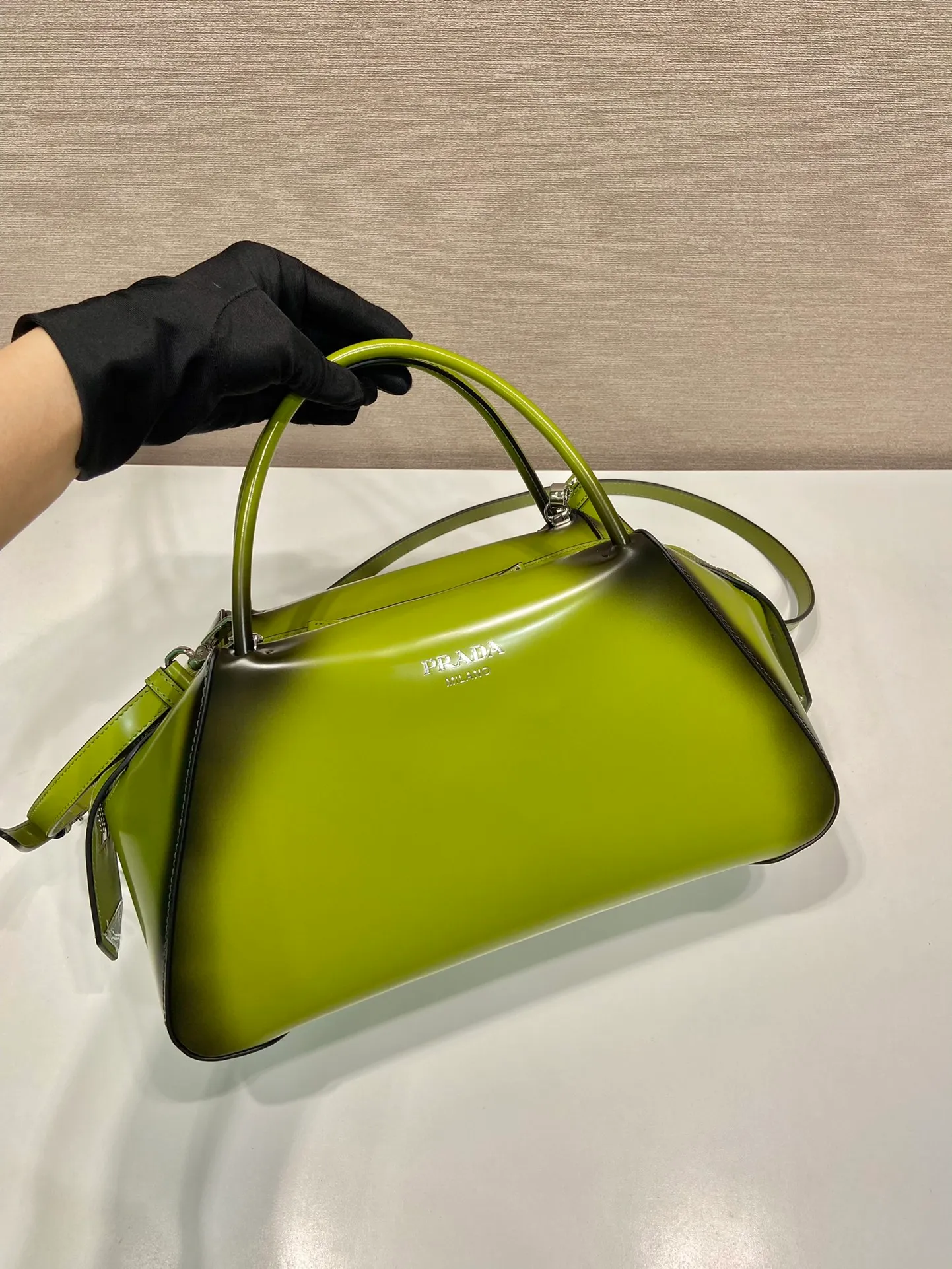 💰1800👏Gradient bowling ball👏1BA365 new medium gradient color🎉 This handbag with exquisite lines will be unveiled at the 2022 autumn and winter fashion show. Equipped with a detachable and adjustable long shoulder strap that can be carried by hand/cross-body. The elegant silhouette features a hand-painted finish that accentuates geometric lines and three-dimensional effects. Casual and stylish. Large capacity space. Everything you need for daily use can be accommodated! Babies. Hurry up and get it🎉🎉, length 31cm high 16x bottom 13.5cm🎉🎉🎉👏👏👏 👏