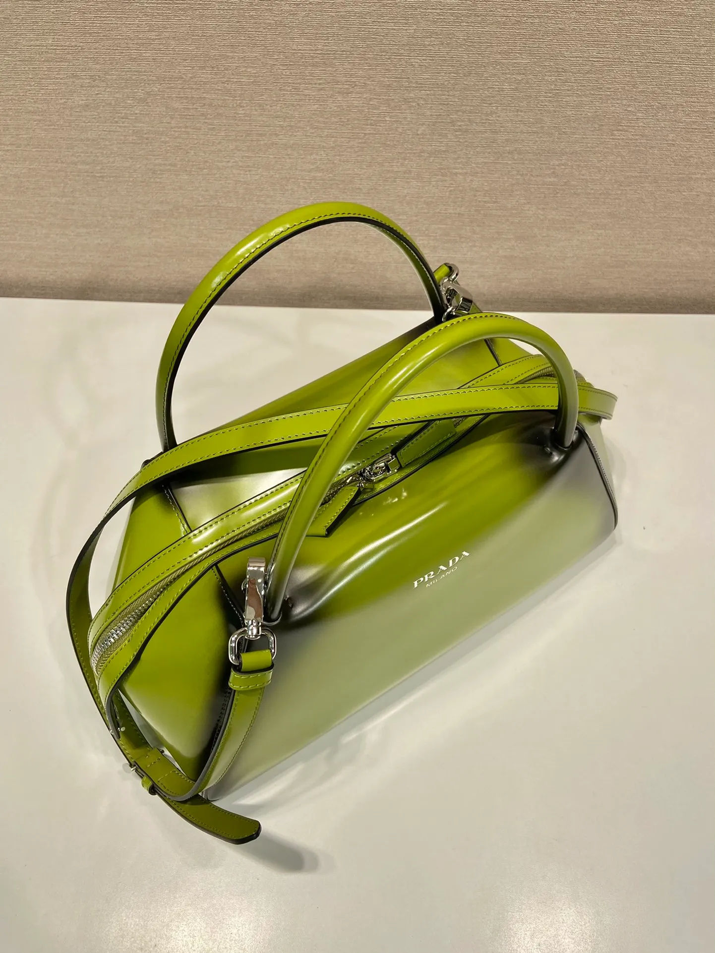 💰1800👏Gradient bowling ball👏1BA365 new medium gradient color🎉 This handbag with exquisite lines will be unveiled at the 2022 autumn and winter fashion show. Equipped with a detachable and adjustable long shoulder strap that can be carried by hand/cross-body. The elegant silhouette features a hand-painted finish that accentuates geometric lines and three-dimensional effects. Casual and stylish. Large capacity space. Everything you need for daily use can be accommodated! Babies. Hurry up and get it🎉🎉, length 31cm high 16x bottom 13.5cm🎉🎉🎉👏👏👏 👏