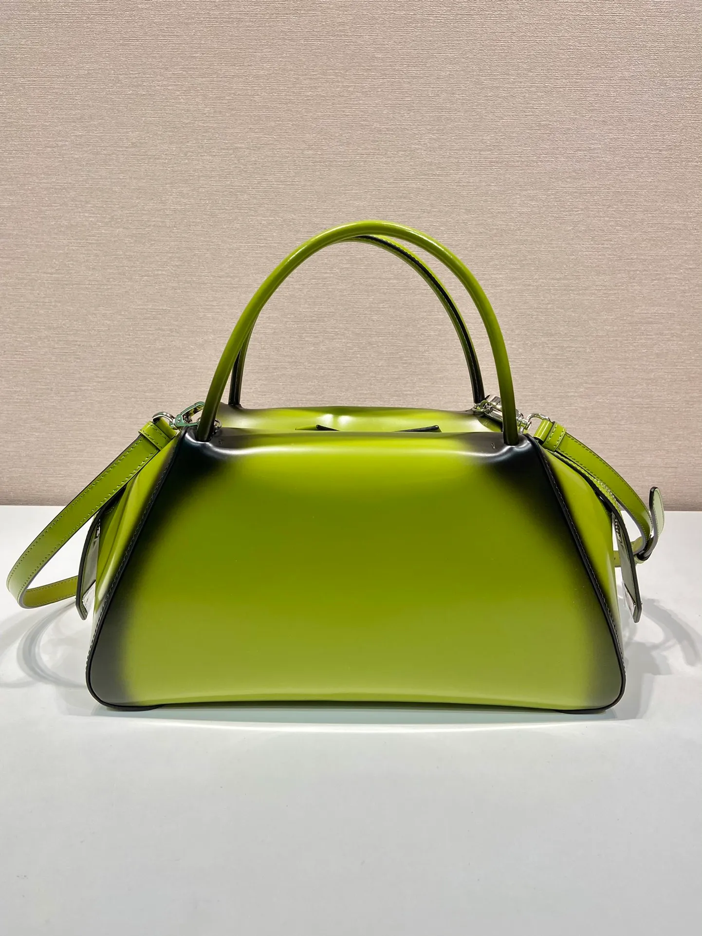 💰1800👏Gradient bowling ball👏1BA365 new medium gradient color🎉 This handbag with exquisite lines will be unveiled at the 2022 autumn and winter fashion show. Equipped with a detachable and adjustable long shoulder strap that can be carried by hand/cross-body. The elegant silhouette features a hand-painted finish that accentuates geometric lines and three-dimensional effects. Casual and stylish. Large capacity space. Everything you need for daily use can be accommodated! Babies. Hurry up and get it🎉🎉, length 31cm high 16x bottom 13.5cm🎉🎉🎉👏👏👏 👏