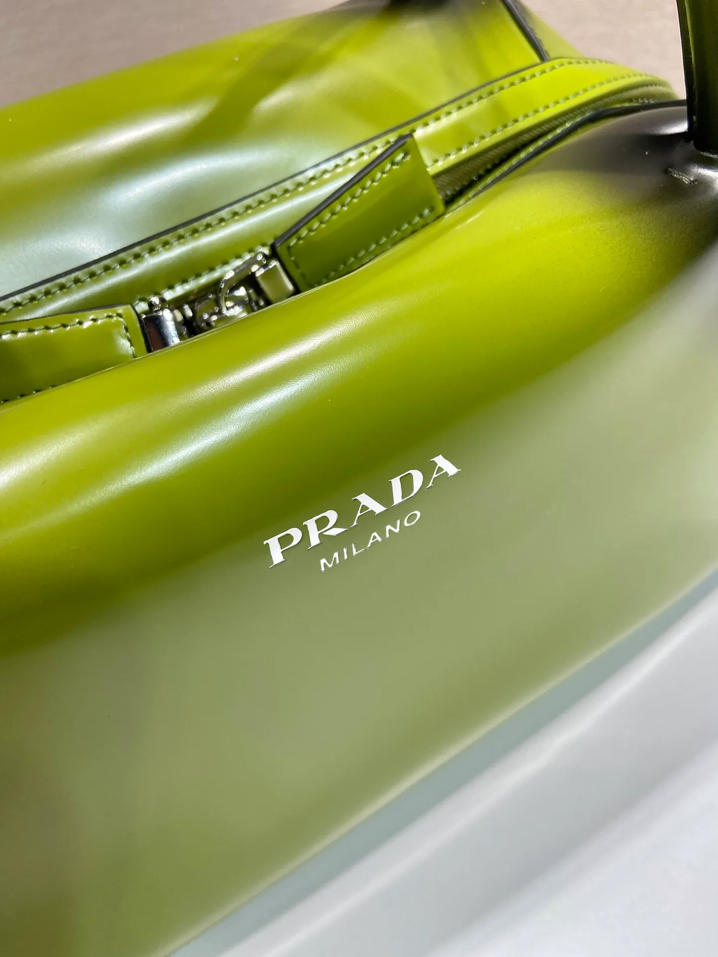 💰1800👏Gradient bowling ball👏1BA365 new medium gradient color🎉 This handbag with exquisite lines will be unveiled at the 2022 autumn and winter fashion show. Equipped with a detachable and adjustable long shoulder strap that can be carried by hand/cross-body. The elegant silhouette features a hand-painted finish that accentuates geometric lines and three-dimensional effects. Casual and stylish. Large capacity space. Everything you need for daily use can be accommodated! Babies. Hurry up and get it🎉🎉, length 31cm high 16x bottom 13.5cm🎉🎉🎉👏👏👏 👏