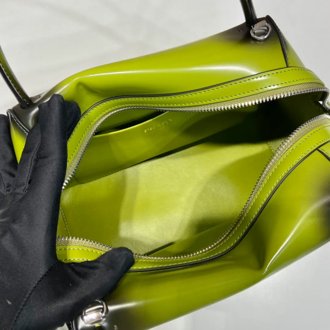 💰1800👏Gradient bowling ball👏1BA365 new medium gradient color🎉 This handbag with exquisite lines will be unveiled at the 2022 autumn and winter fashion show. Equipped with a detachable and adjustable long shoulder strap that can be carried by hand/cross-body. The elegant silhouette features a hand-painted finish that accentuates geometric lines and three-dimensional effects. Casual and stylish. Large capacity space. Everything you need for daily use can be accommodated! Babies. Hurry up and get it🎉🎉, length 31cm high 16x bottom 13.5cm🎉🎉🎉👏👏👏 👏