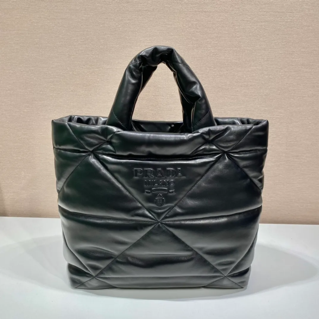 💰1860🎉Autumn and winter tote bag🎉1BG411 full leather🎉🎉 This new tote bag, a bag with great autumn and winter flavor🙊I highly recommend this one. The leather feels very good, soft and fufu is super comfortable👏Handmade rhombus is also the main feature of this season 👍The upper body is very fashionable~The space capacity is very large/lightweight👏 Anyway, the clothes are not big enough to fit in the bag hh! This bag looks very warm😜 Worth owning🙊A must-have for autumn and winter😙Hurry up and get it😘😘 Length 40x Height 38x Bottom 18cm