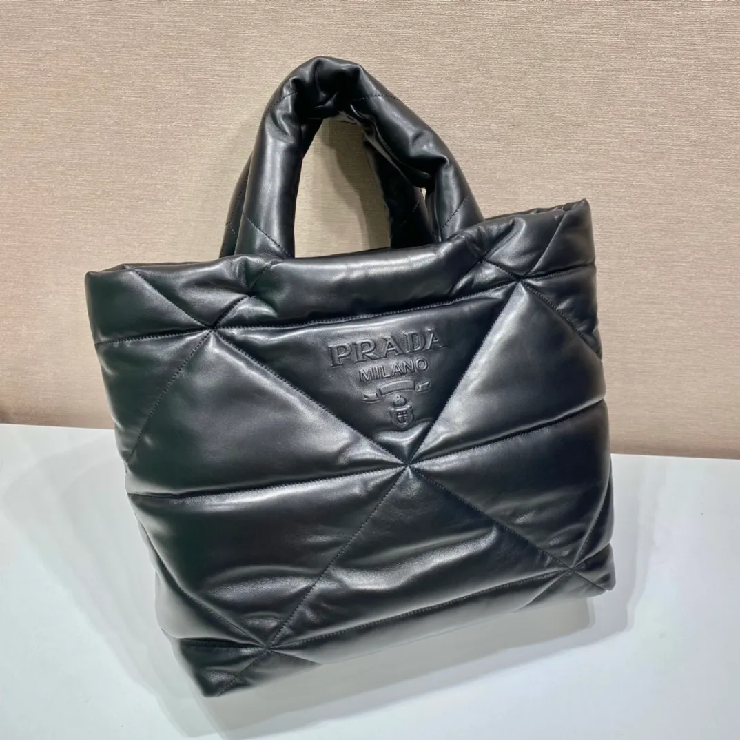 💰1860🎉Autumn and winter tote bag🎉1BG411 full leather🎉🎉 This new tote bag, a bag with great autumn and winter flavor🙊I highly recommend this one. The leather feels very good, soft and fufu is super comfortable👏Handmade rhombus is also the main feature of this season 👍The upper body is very fashionable~The space capacity is very large/lightweight👏 Anyway, the clothes are not big enough to fit in the bag hh! This bag looks very warm😜 Worth owning🙊A must-have for autumn and winter😙Hurry up and get it😘😘 Length 40x Height 38x Bottom 18cm