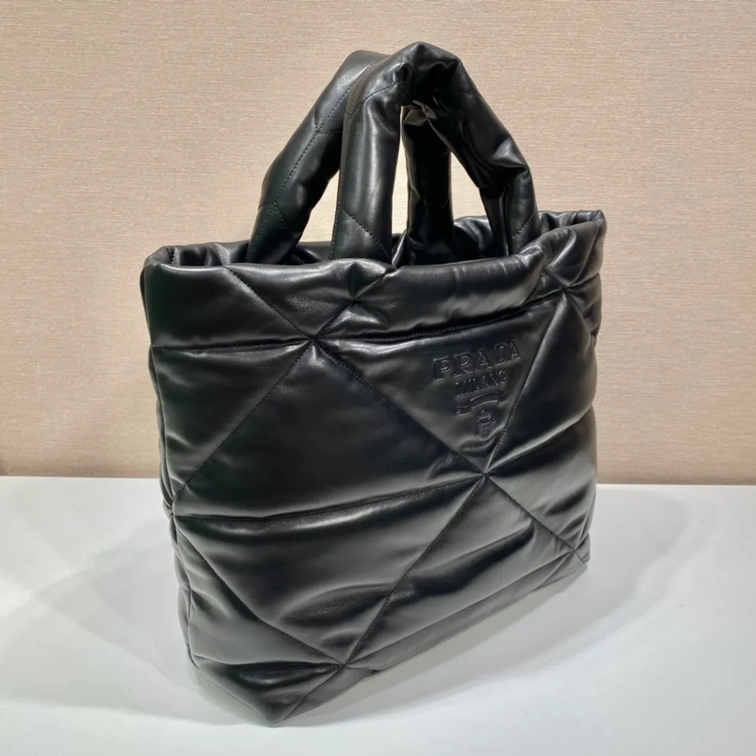 💰1860🎉Autumn and winter tote bag🎉1BG411 full leather🎉🎉 This new tote bag, a bag with great autumn and winter flavor🙊I highly recommend this one. The leather feels very good, soft and fufu is super comfortable👏Handmade rhombus is also the main feature of this season 👍The upper body is very fashionable~The space capacity is very large/lightweight👏 Anyway, the clothes are not big enough to fit in the bag hh! This bag looks very warm😜 Worth owning🙊A must-have for autumn and winter😙Hurry up and get it😘😘 Length 40x Height 38x Bottom 18cm