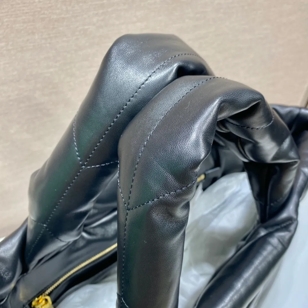 💰1860🎉Autumn and winter tote bag🎉1BG411 full leather🎉🎉 This new tote bag, a bag with great autumn and winter flavor🙊I highly recommend this one. The leather feels very good, soft and fufu is super comfortable👏Handmade rhombus is also the main feature of this season 👍The upper body is very fashionable~The space capacity is very large/lightweight👏 Anyway, the clothes are not big enough to fit in the bag hh! This bag looks very warm😜 Worth owning🙊A must-have for autumn and winter😙Hurry up and get it😘😘 Length 40x Height 38x Bottom 18cm
