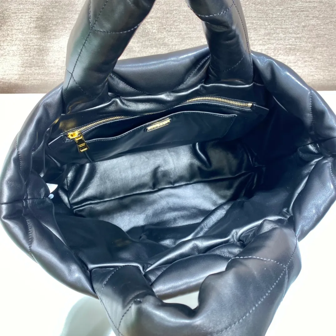 💰1860🎉Autumn and winter tote bag🎉1BG411 full leather🎉🎉 This new tote bag, a bag with great autumn and winter flavor🙊I highly recommend this one. The leather feels very good, soft and fufu is super comfortable👏Handmade rhombus is also the main feature of this season 👍The upper body is very fashionable~The space capacity is very large/lightweight👏 Anyway, the clothes are not big enough to fit in the bag hh! This bag looks very warm😜 Worth owning🙊A must-have for autumn and winter😙Hurry up and get it😘😘 Length 40x Height 38x Bottom 18cm