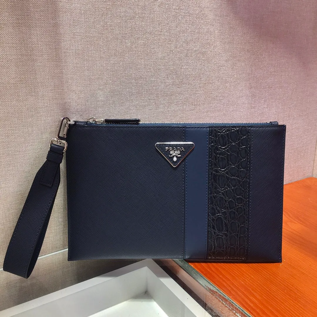💰920🎉New handbag🎉2NG005G men's handbag, original item👍👍Made of Saffiano leather material, one zippered compartment, internal pocket, six card slots, sheepskin lining Polished stainless steel metal hardware, internal logo, external triangle logo, both practical and chic design style, looks extremely fashionable and elegant👏👏 Length 28x Height 18cm