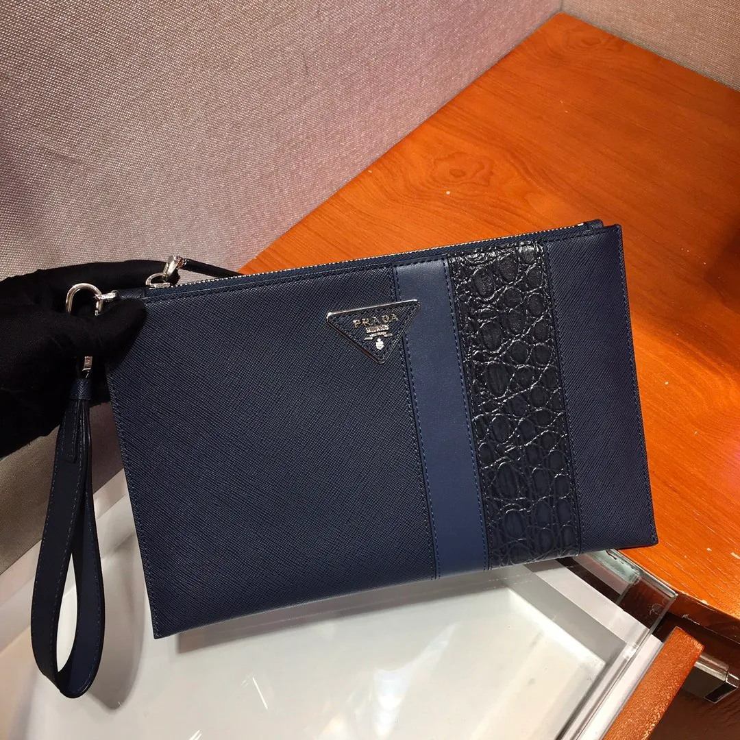 💰920🎉New handbag🎉2NG005G men's handbag, original item👍👍Made of Saffiano leather material, one zippered compartment, internal pocket, six card slots, sheepskin lining Polished stainless steel metal hardware, internal logo, external triangle logo, both practical and chic design style, looks extremely fashionable and elegant👏👏 Length 28x Height 18cm
