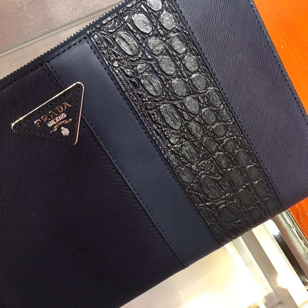 💰920🎉New handbag🎉2NG005G men's handbag, original item👍👍Made of Saffiano leather material, one zippered compartment, internal pocket, six card slots, sheepskin lining Polished stainless steel metal hardware, internal logo, external triangle logo, both practical and chic design style, looks extremely fashionable and elegant👏👏 Length 28x Height 18cm