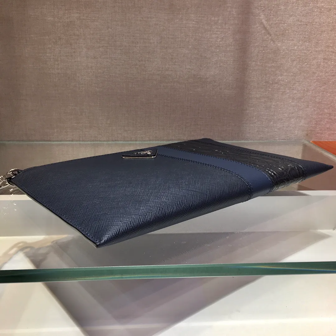 💰920🎉New handbag🎉2NG005G men's handbag, original item👍👍Made of Saffiano leather material, one zippered compartment, internal pocket, six card slots, sheepskin lining Polished stainless steel metal hardware, internal logo, external triangle logo, both practical and chic design style, looks extremely fashionable and elegant👏👏 Length 28x Height 18cm