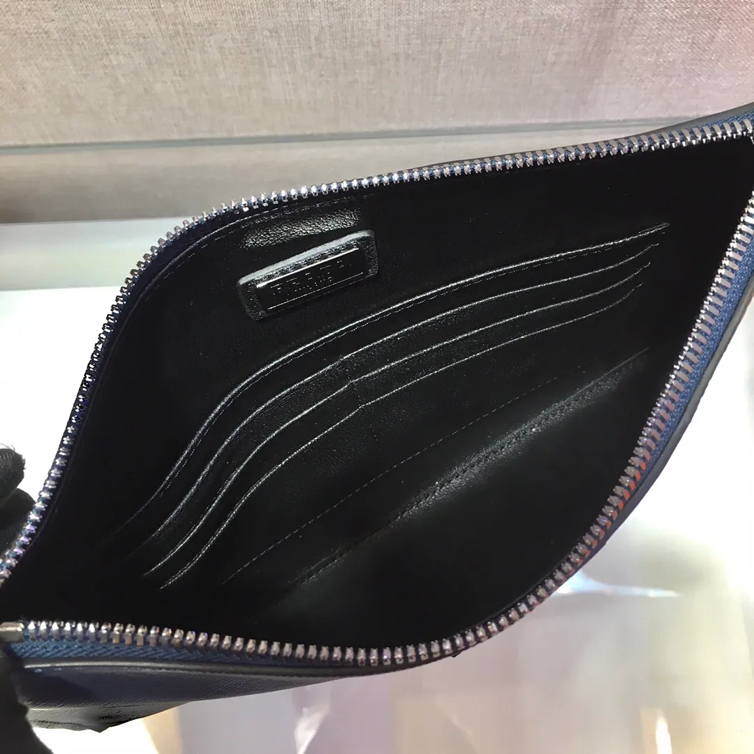 💰920🎉New handbag🎉2NG005G men's handbag, original item👍👍Made of Saffiano leather material, one zippered compartment, internal pocket, six card slots, sheepskin lining Polished stainless steel metal hardware, internal logo, external triangle logo, both practical and chic design style, looks extremely fashionable and elegant👏👏 Length 28x Height 18cm