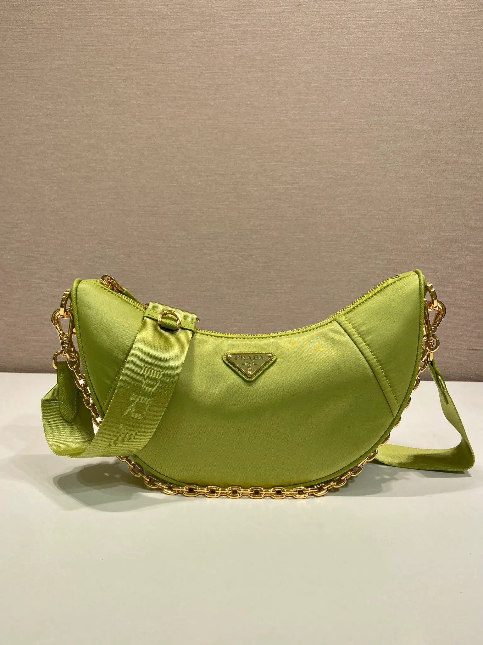 💰1020🎉New Crescent Bag🎉1BH222 Multi-Function🎉🎉 Made of recycled nylon fabric, this Re-Nylon handbag is exquisite and versatile, blending archival style with practical contemporary style. The half-moon silhouette features a detachable sporty shoulder strap and an elegant chain handle, making it versatile and versatile to carry. Crossbody/armpit/armpit bag/hand carry, it’s perfect😘😘Babies, hurry up and get it🎉🎉 Length 30x Height 13.5x Bottom 6cm🎉🎉🎉💰💰💰