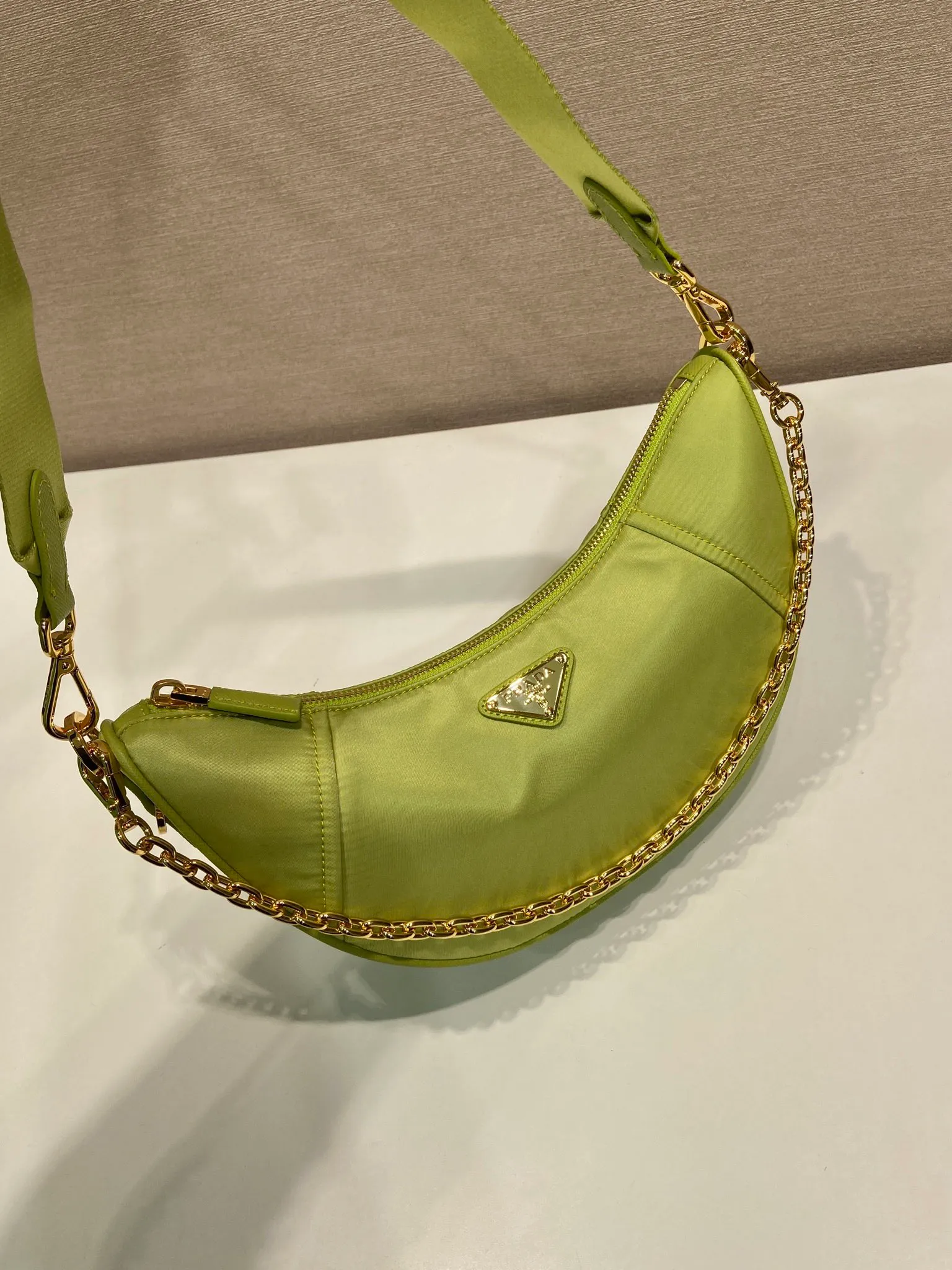 💰1020🎉New Crescent Bag🎉1BH222 Multi-Function🎉🎉 Made of recycled nylon fabric, this Re-Nylon handbag is exquisite and versatile, blending archival style with practical contemporary style. The half-moon silhouette features a detachable sporty shoulder strap and an elegant chain handle, making it versatile and versatile to carry. Crossbody/armpit/armpit bag/hand carry, it’s perfect😘😘Babies, hurry up and get it🎉🎉 Length 30x Height 13.5x Bottom 6cm🎉🎉🎉💰💰💰