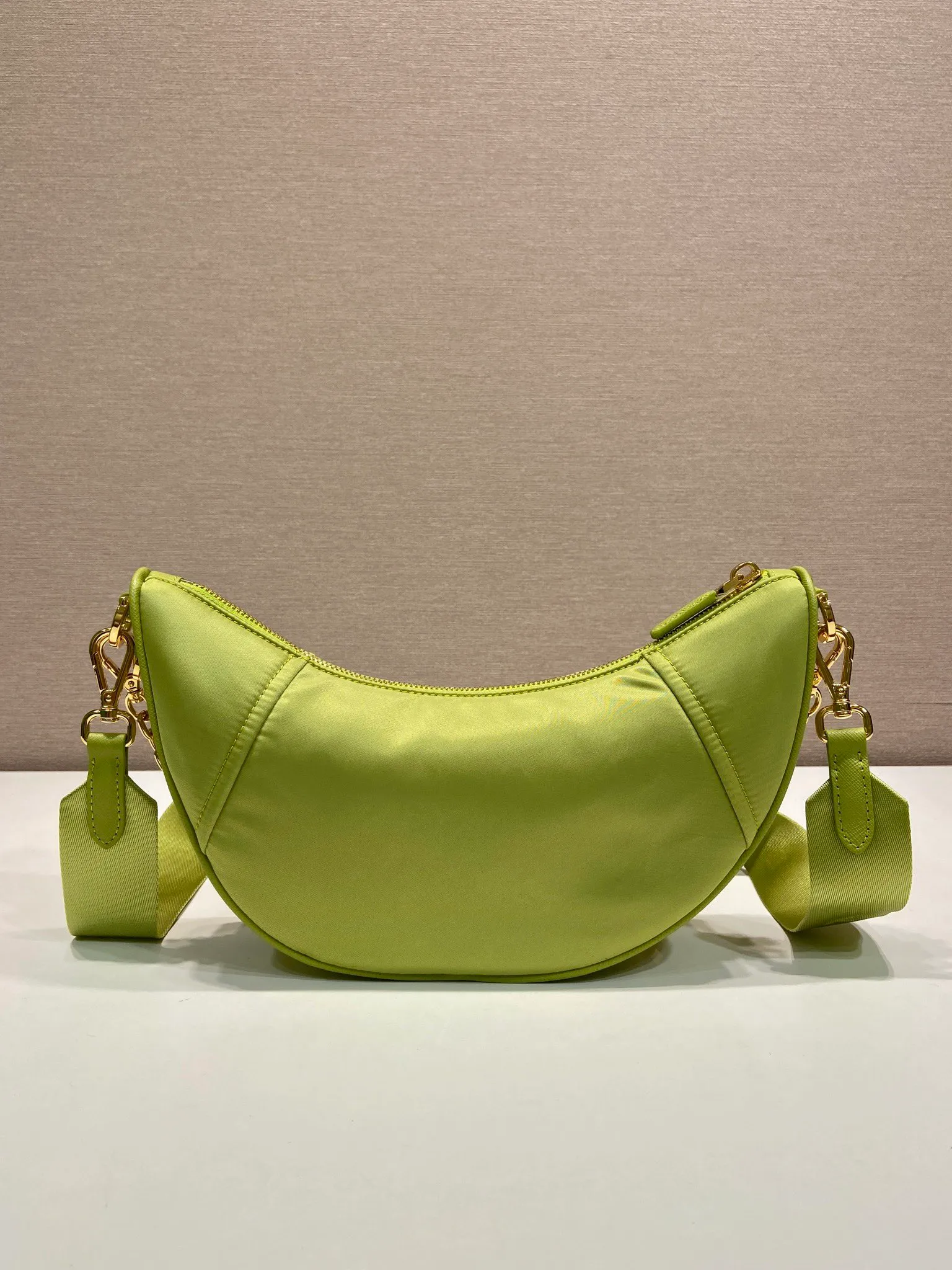 💰1020🎉New Crescent Bag🎉1BH222 Multi-Function🎉🎉 Made of recycled nylon fabric, this Re-Nylon handbag is exquisite and versatile, blending archival style with practical contemporary style. The half-moon silhouette features a detachable sporty shoulder strap and an elegant chain handle, making it versatile and versatile to carry. Crossbody/armpit/armpit bag/hand carry, it’s perfect😘😘Babies, hurry up and get it🎉🎉 Length 30x Height 13.5x Bottom 6cm🎉🎉🎉💰💰💰