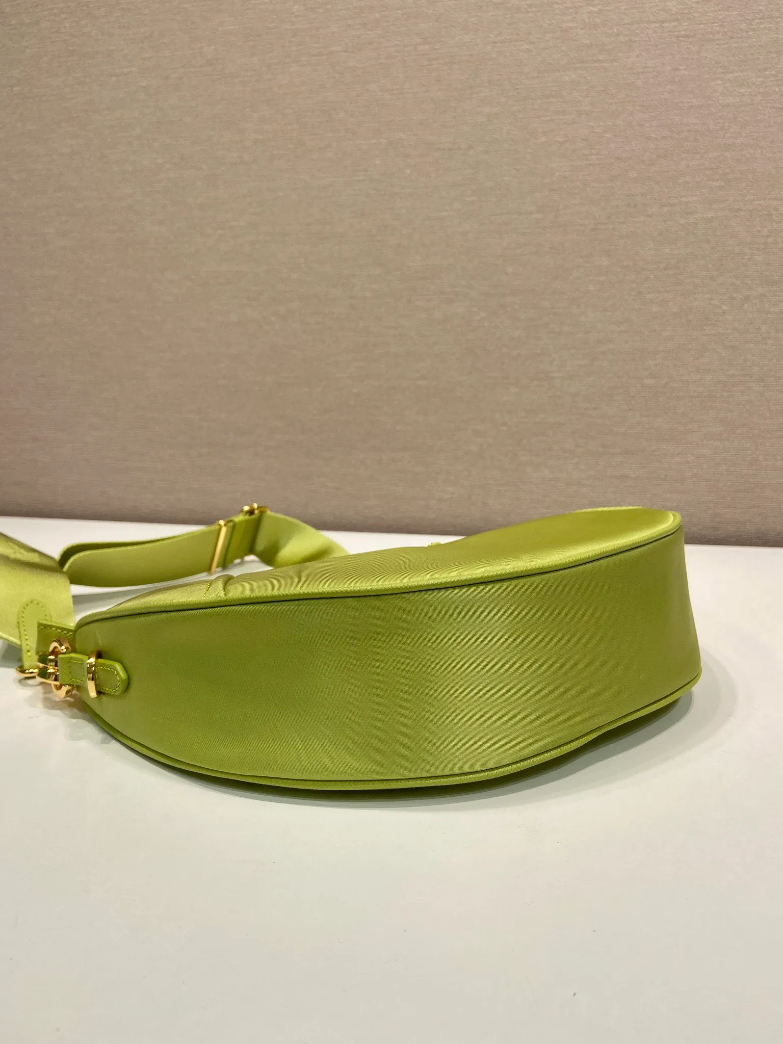 💰1020🎉New Crescent Bag🎉1BH222 Multi-Function🎉🎉 Made of recycled nylon fabric, this Re-Nylon handbag is exquisite and versatile, blending archival style with practical contemporary style. The half-moon silhouette features a detachable sporty shoulder strap and an elegant chain handle, making it versatile and versatile to carry. Crossbody/armpit/armpit bag/hand carry, it’s perfect😘😘Babies, hurry up and get it🎉🎉 Length 30x Height 13.5x Bottom 6cm🎉🎉🎉💰💰💰