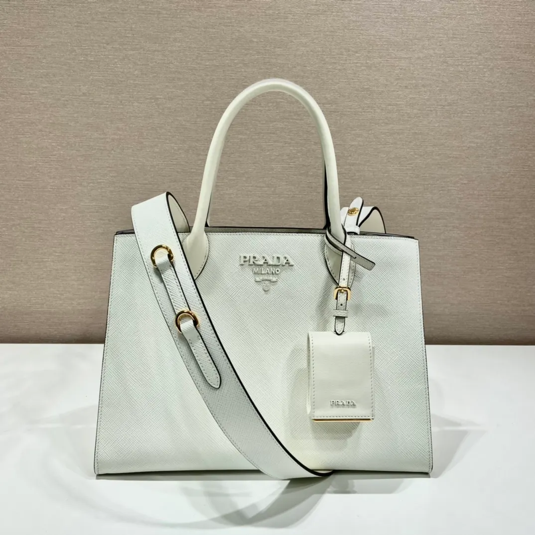 💰2100🎉Classic upgraded version🎉1BA155/Fabric shoulder strap/Additional accessories🎉🎉 This classic model is made of imported thick cross cowhide + imported calfskin, 175 OEM code, painted with the same color lettering mark, unique among classics🎁Fashionable and elegant, the original shoulder strap is calfskin. If you like babies, hurry up and get it🎉🎉 Length 33x height 24x bottom 15cm💪💪💪