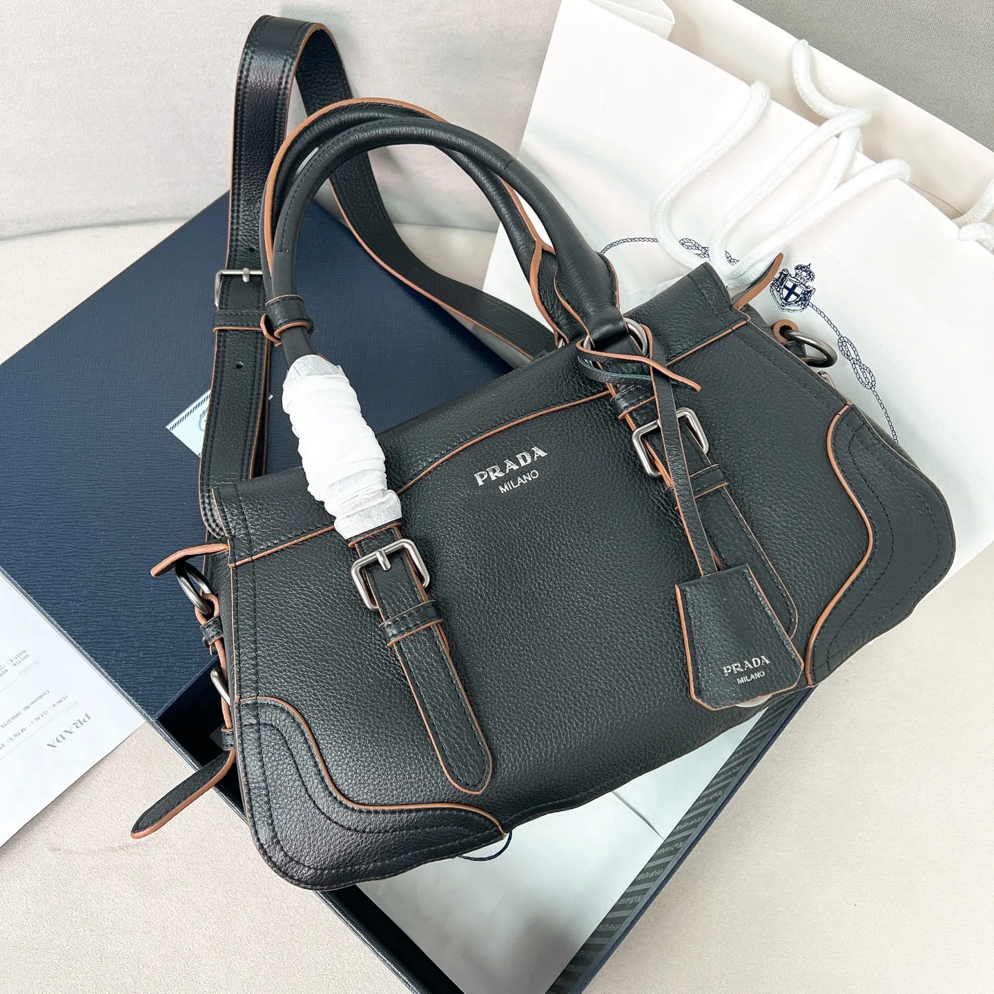 💰1900🌟New product launch🌟2025 autumn and winter new pebbled tote bag 1BG604 is carefully made of imported deerskin. Delicate irregular texture creates a luxurious texture. Reinforced corner design shows the spirit of craftsmanship. Full leather handle➕Detachable and adjustable shoulder strap. Embossed letter logo on the front. It is not only practical, lightweight but also good-looking. The spacious internal double compartment is simply awesome👏 The new favorite of fashionistas. The perfect details are comparable to brick cabinets. Super 5🌟 Size: 35*22*11cm black