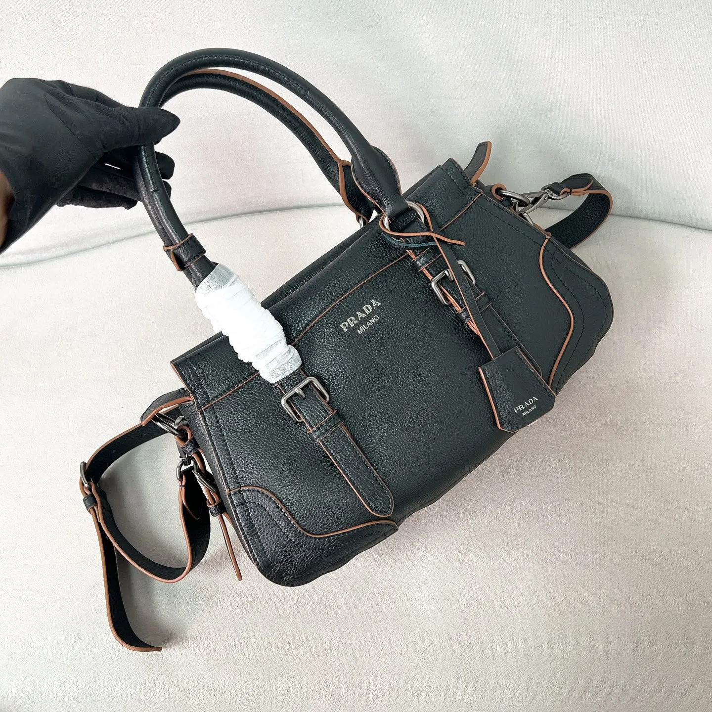 💰1900🌟New product launch🌟2025 autumn and winter new pebbled tote bag 1BG604 is carefully made of imported deerskin. Delicate irregular texture creates a luxurious texture. Reinforced corner design shows the spirit of craftsmanship. Full leather handle➕Detachable and adjustable shoulder strap. Embossed letter logo on the front. It is not only practical, lightweight but also good-looking. The spacious internal double compartment is simply awesome👏 The new favorite of fashionistas. The perfect details are comparable to brick cabinets. Super 5🌟 Size: 35*22*11cm black