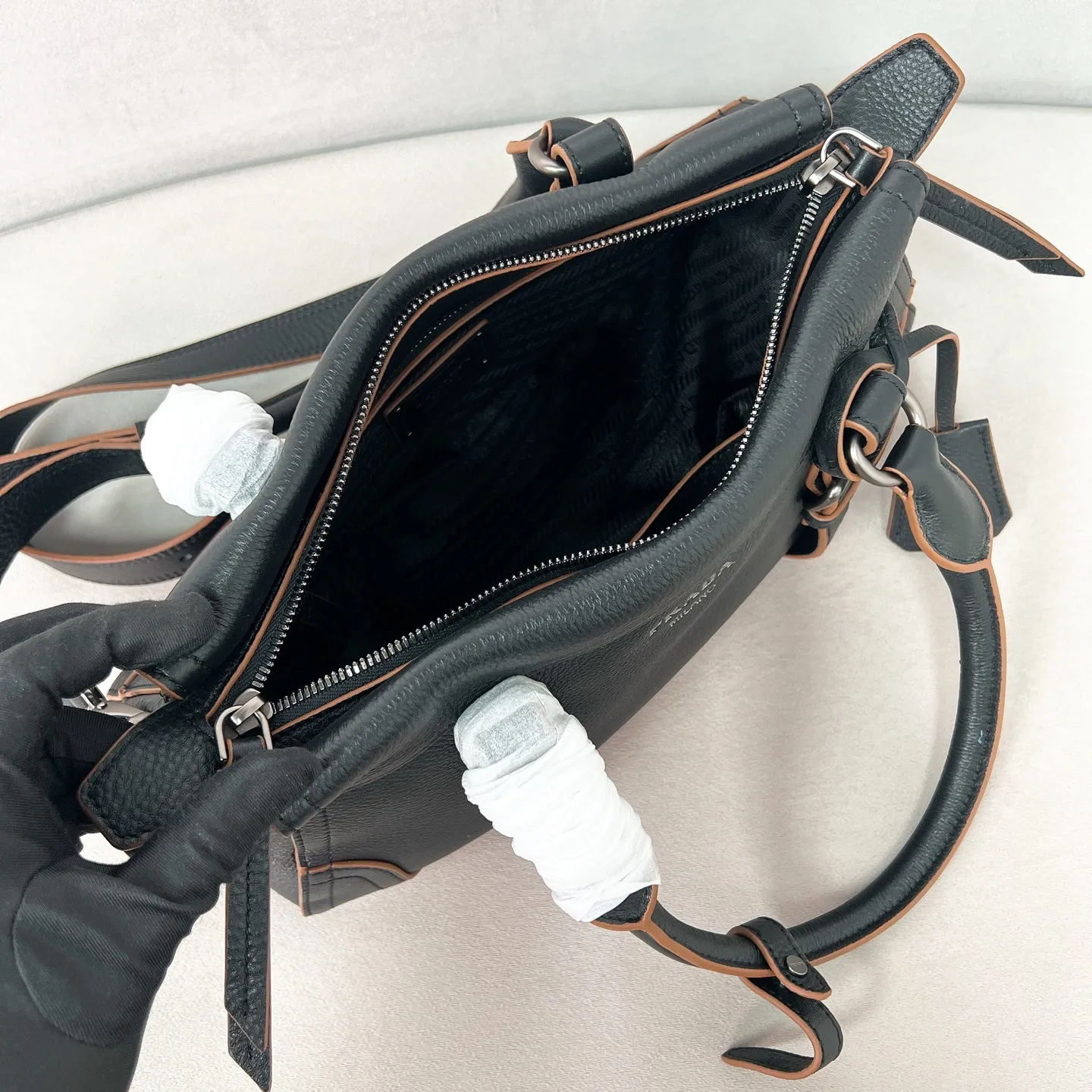 💰1900🌟New product launch🌟2025 autumn and winter new pebbled tote bag 1BG604 is carefully made of imported deerskin. Delicate irregular texture creates a luxurious texture. Reinforced corner design shows the spirit of craftsmanship. Full leather handle➕Detachable and adjustable shoulder strap. Embossed letter logo on the front. It is not only practical, lightweight but also good-looking. The spacious internal double compartment is simply awesome👏 The new favorite of fashionistas. The perfect details are comparable to brick cabinets. Super 5🌟 Size: 35*22*11cm black