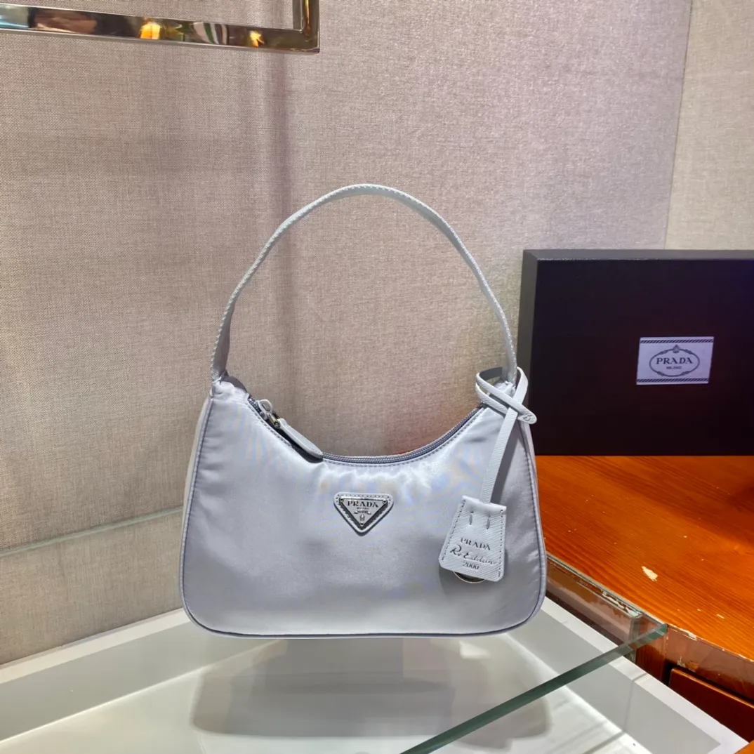 💰660🔥New color ice gray🔥Original quality👍👍1NE515 moon-shaped second-hand bag, made of imported original parachute fabric, light and practical Hobo armpit bag, super simple and eye-catching👍👍, small/light/packable/easy to wear/fashionable armpit bag, and can be carried by hand, super easy to use😍😍. It is currently the most popular bag among celebrities, aren’t you excited😜😜, ladies, hurry up, length 23x height 13x bottom 5cm👏👏👏