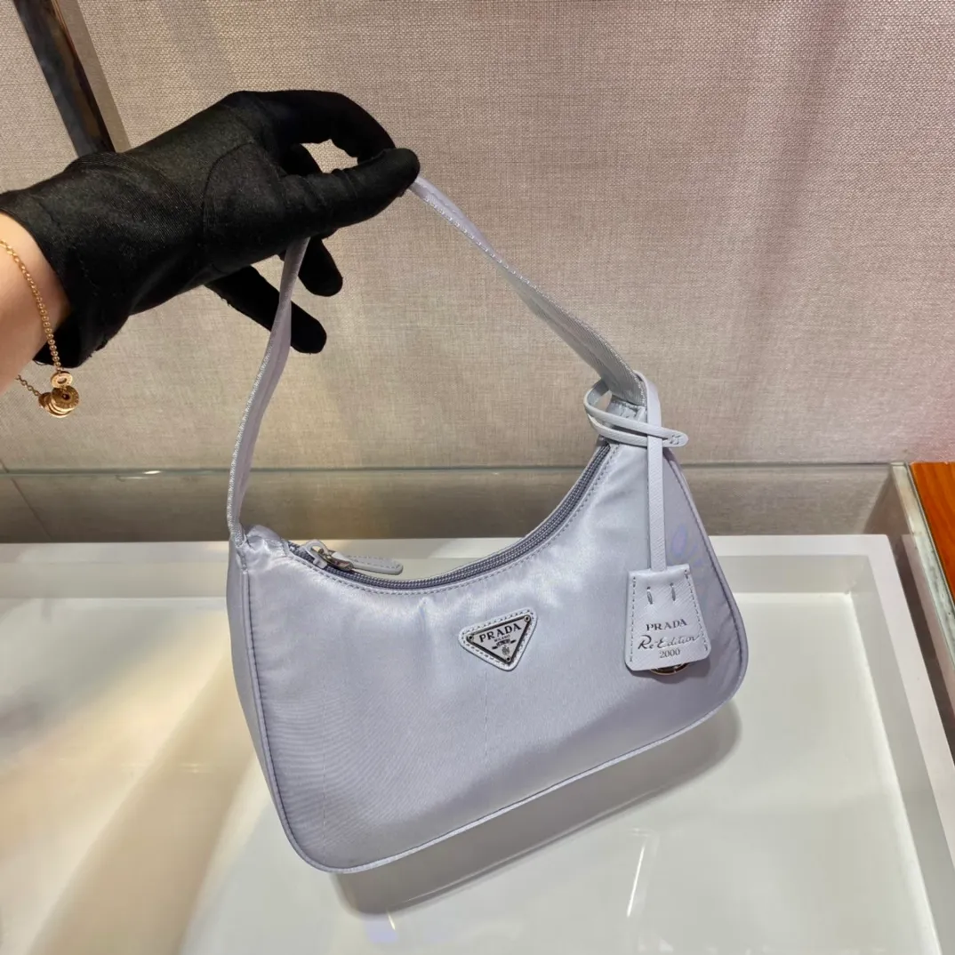 💰660🔥New color ice gray🔥Original quality👍👍1NE515 moon-shaped second-hand bag, made of imported original parachute fabric, light and practical Hobo armpit bag, super simple and eye-catching👍👍, small/light/packable/easy to wear/fashionable armpit bag, and can be carried by hand, super easy to use😍😍. It is currently the most popular bag among celebrities, aren’t you excited😜😜, ladies, hurry up, length 23x height 13x bottom 5cm👏👏👏