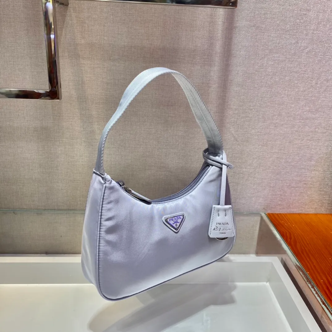 💰660🔥New color ice gray🔥Original quality👍👍1NE515 moon-shaped second-hand bag, made of imported original parachute fabric, light and practical Hobo armpit bag, super simple and eye-catching👍👍, small/light/packable/easy to wear/fashionable armpit bag, and can be carried by hand, super easy to use😍😍. It is currently the most popular bag among celebrities, aren’t you excited😜😜, ladies, hurry up, length 23x height 13x bottom 5cm👏👏👏