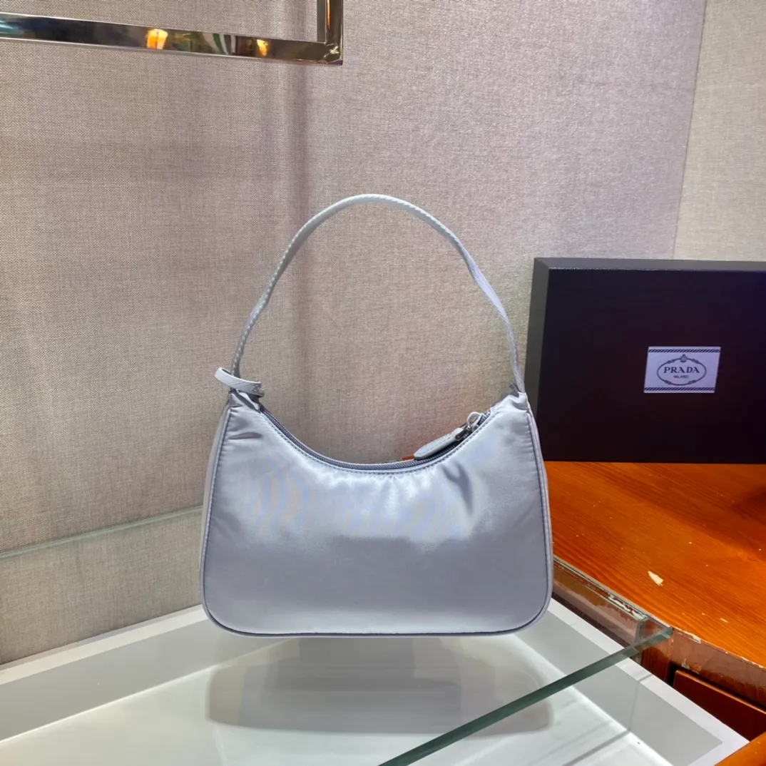 💰660🔥New color ice gray🔥Original quality👍👍1NE515 moon-shaped second-hand bag, made of imported original parachute fabric, light and practical Hobo armpit bag, super simple and eye-catching👍👍, small/light/packable/easy to wear/fashionable armpit bag, and can be carried by hand, super easy to use😍😍. It is currently the most popular bag among celebrities, aren’t you excited😜😜, ladies, hurry up, length 23x height 13x bottom 5cm👏👏👏