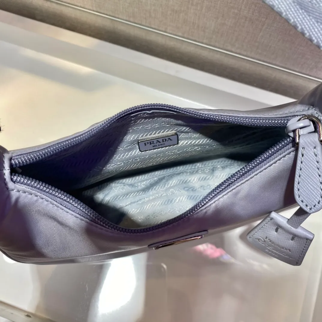 💰660🔥New color ice gray🔥Original quality👍👍1NE515 moon-shaped second-hand bag, made of imported original parachute fabric, light and practical Hobo armpit bag, super simple and eye-catching👍👍, small/light/packable/easy to wear/fashionable armpit bag, and can be carried by hand, super easy to use😍😍. It is currently the most popular bag among celebrities, aren’t you excited😜😜, ladies, hurry up, length 23x height 13x bottom 5cm👏👏👏