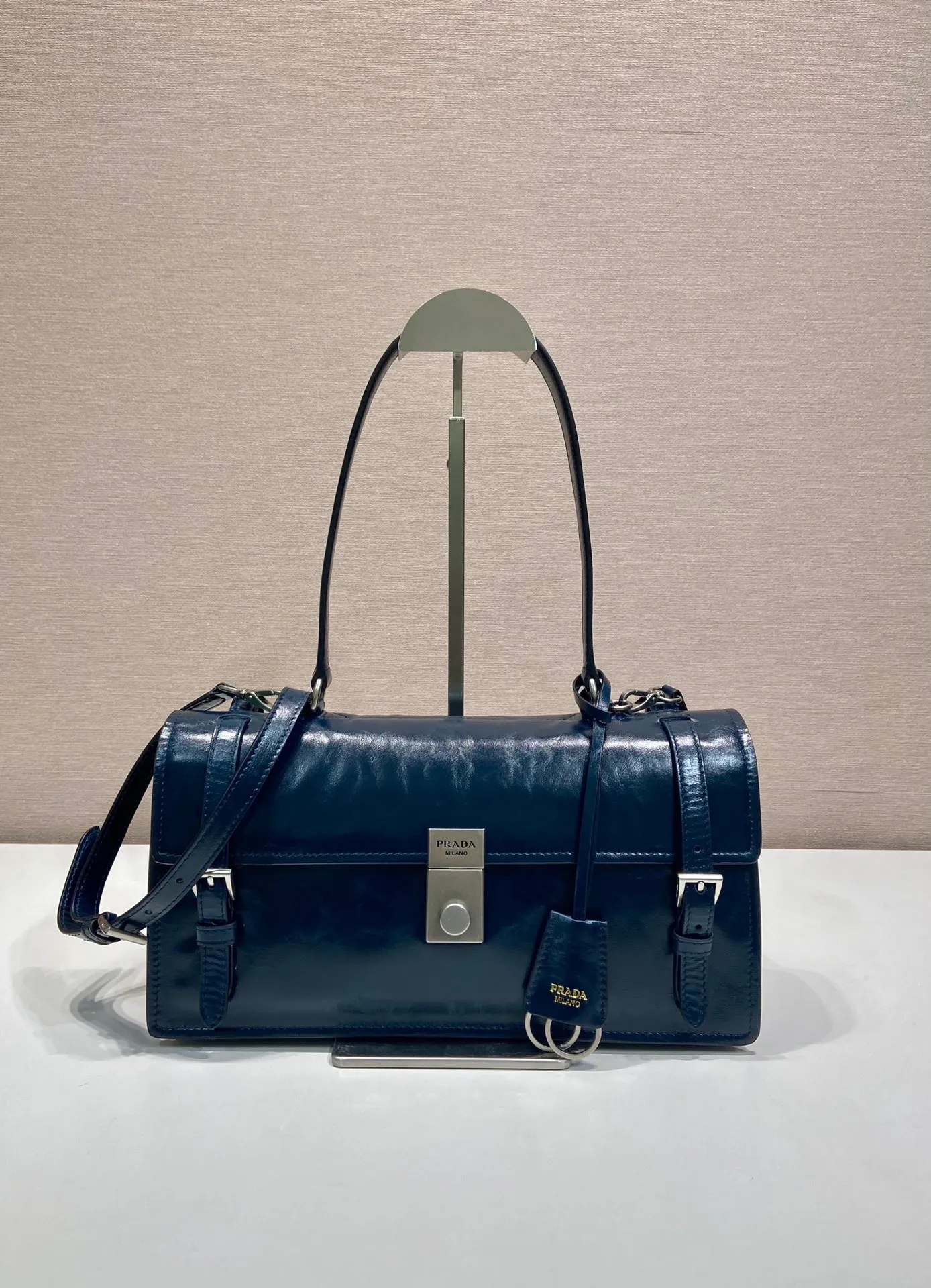 💰1700🎉New Pen Holder Bag🎉1BN026 Small🎉🎉 This leather handbag is inspired by the crisp and formal briefcase. It has a delicate and shiny texture and reinterprets the classic office style silhouette with a new attitude. Designed with exquisite soft details, it adds gentleness and versatile charm to the bag's classic shape. The classic vertical lock buckle embellishes the details, and it is equipped with a long handle, which can be carried over the shoulder, making it more practical. Another popular style that will never go out of style, hurry up and get it🎉🎉 Length 32 height 16.5x base 10cm🎉🎉🎉💰💰💰