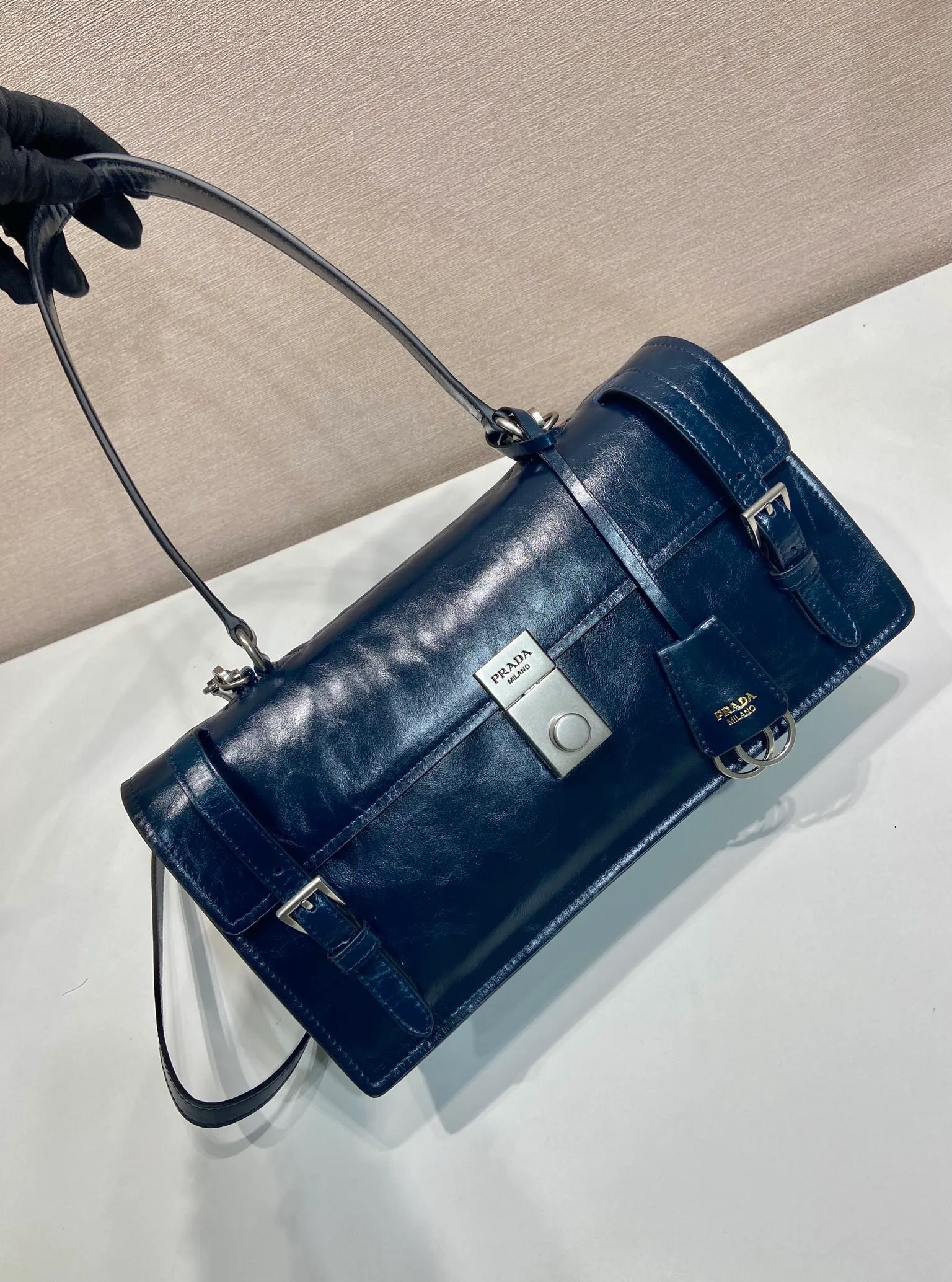 💰1700🎉New Pen Holder Bag🎉1BN026 Small🎉🎉 This leather handbag is inspired by the crisp and formal briefcase. It has a delicate and shiny texture and reinterprets the classic office style silhouette with a new attitude. Designed with exquisite soft details, it adds gentleness and versatile charm to the bag's classic shape. The classic vertical lock buckle embellishes the details, and it is equipped with a long handle, which can be carried over the shoulder, making it more practical. Another popular style that will never go out of style, hurry up and get it🎉🎉 Length 32 height 16.5x base 10cm🎉🎉🎉💰💰💰