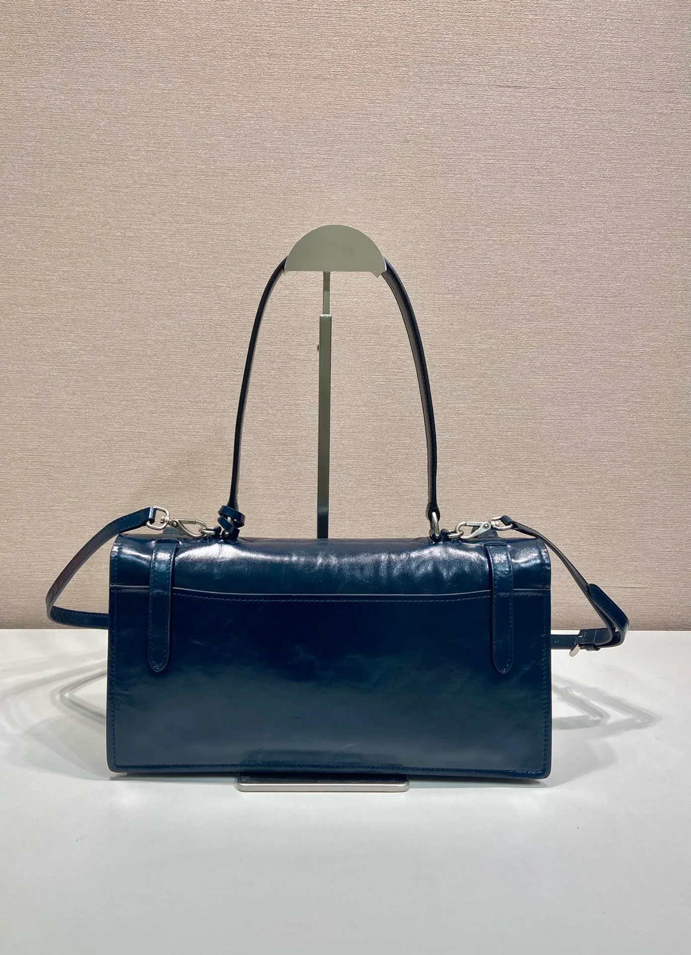 💰1700🎉New Pen Holder Bag🎉1BN026 Small🎉🎉 This leather handbag is inspired by the crisp and formal briefcase. It has a delicate and shiny texture and reinterprets the classic office style silhouette with a new attitude. Designed with exquisite soft details, it adds gentleness and versatile charm to the bag's classic shape. The classic vertical lock buckle embellishes the details, and it is equipped with a long handle, which can be carried over the shoulder, making it more practical. Another popular style that will never go out of style, hurry up and get it🎉🎉 Length 32 height 16.5x base 10cm🎉🎉🎉💰💰💰