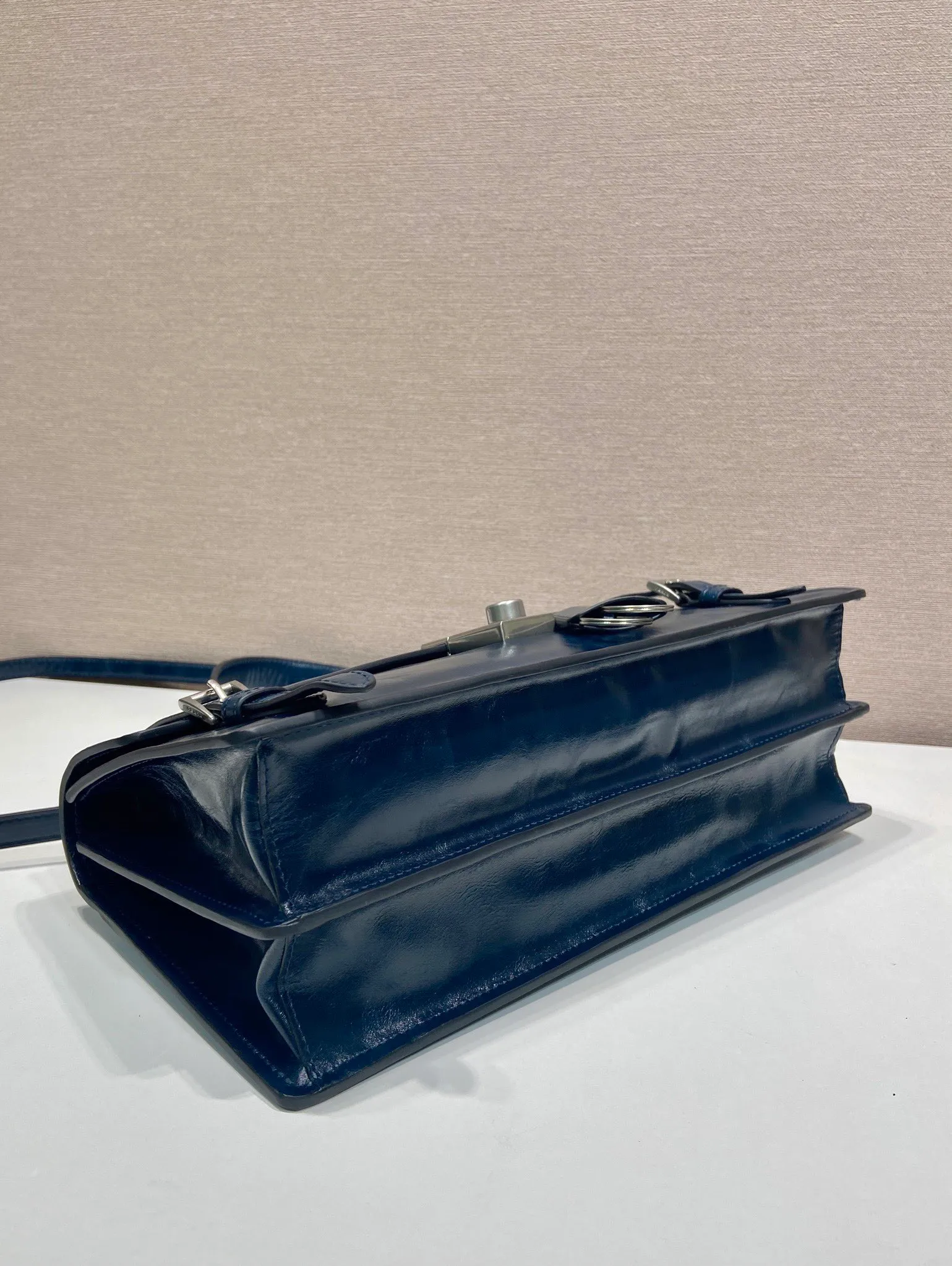 💰1700🎉New Pen Holder Bag🎉1BN026 Small🎉🎉 This leather handbag is inspired by the crisp and formal briefcase. It has a delicate and shiny texture and reinterprets the classic office style silhouette with a new attitude. Designed with exquisite soft details, it adds gentleness and versatile charm to the bag's classic shape. The classic vertical lock buckle embellishes the details, and it is equipped with a long handle, which can be carried over the shoulder, making it more practical. Another popular style that will never go out of style, hurry up and get it🎉🎉 Length 32 height 16.5x base 10cm🎉🎉🎉💰💰💰