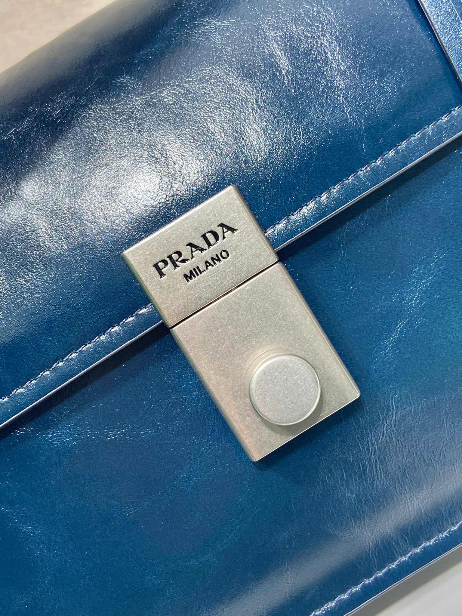 💰1700🎉New Pen Holder Bag🎉1BN026 Small🎉🎉 This leather handbag is inspired by the crisp and formal briefcase. It has a delicate and shiny texture and reinterprets the classic office style silhouette with a new attitude. Designed with exquisite soft details, it adds gentleness and versatile charm to the bag's classic shape. The classic vertical lock buckle embellishes the details, and it is equipped with a long handle, which can be carried over the shoulder, making it more practical. Another popular style that will never go out of style, hurry up and get it🎉🎉 Length 32 height 16.5x base 10cm🎉🎉🎉💰💰💰