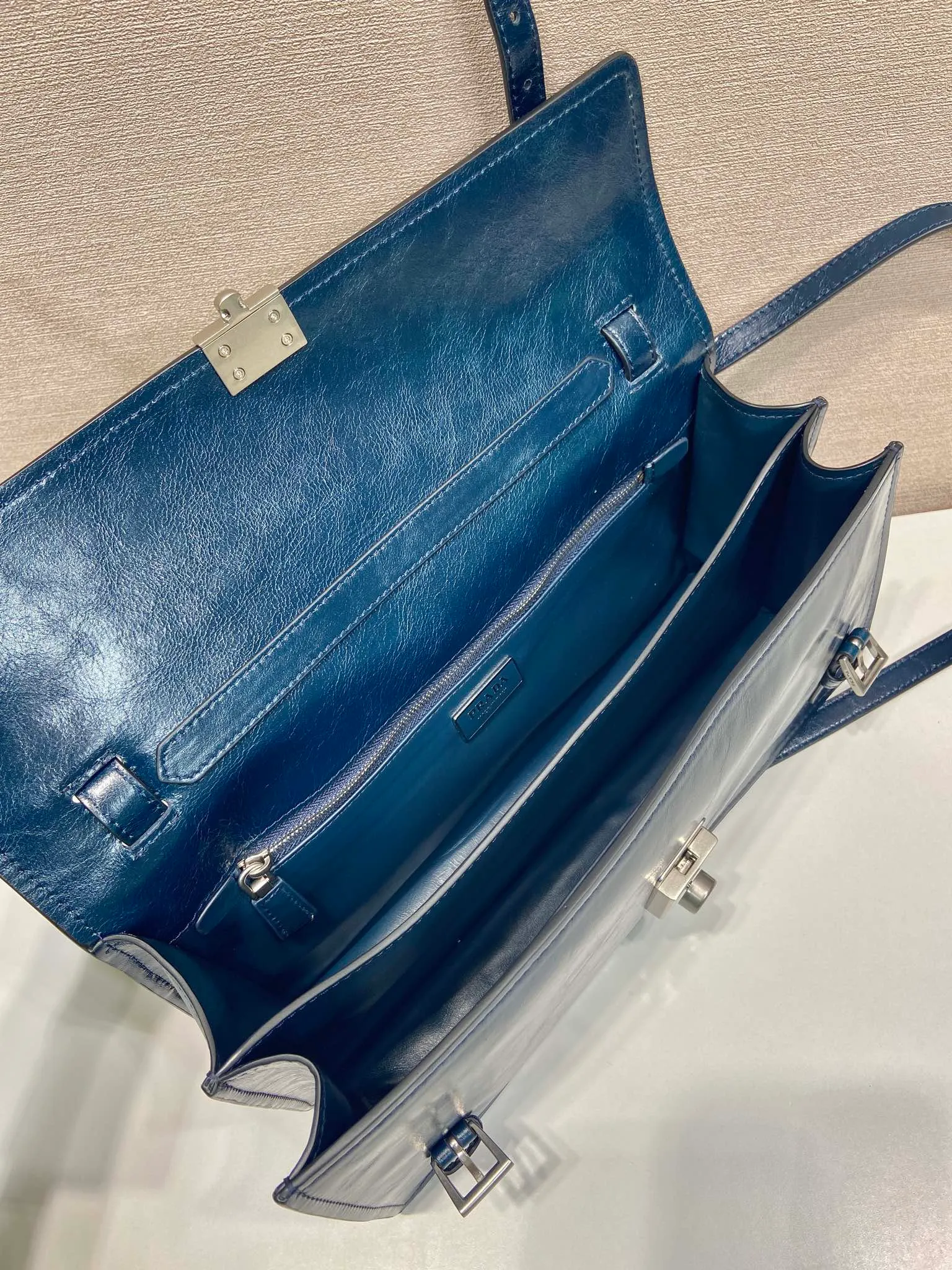 💰1700🎉New Pen Holder Bag🎉1BN026 Small🎉🎉 This leather handbag is inspired by the crisp and formal briefcase. It has a delicate and shiny texture and reinterprets the classic office style silhouette with a new attitude. Designed with exquisite soft details, it adds gentleness and versatile charm to the bag's classic shape. The classic vertical lock buckle embellishes the details, and it is equipped with a long handle, which can be carried over the shoulder, making it more practical. Another popular style that will never go out of style, hurry up and get it🎉🎉 Length 32 height 16.5x base 10cm🎉🎉🎉💰💰💰