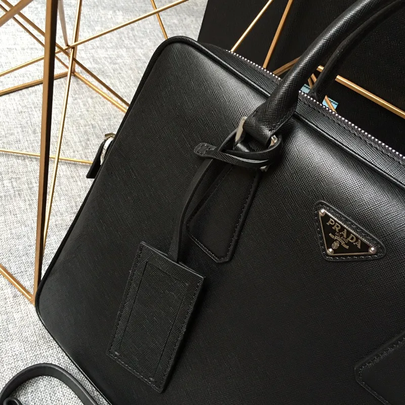💰1840, P's new model 0368 is out of stock, bottom width is 3.5cm👻👻👻, synchronized with counters, lightweight + ultra-thin + practical, the style that men have always requested, top quality, 175 OEM code, length 37x height 28x base width 3.5cm.