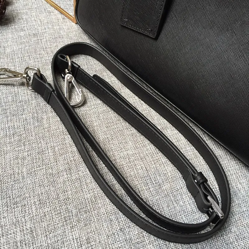 💰1840, P's new model 0368 is out of stock, bottom width is 3.5cm👻👻👻, synchronized with counters, lightweight + ultra-thin + practical, the style that men have always requested, top quality, 175 OEM code, length 37x height 28x base width 3.5cm.
