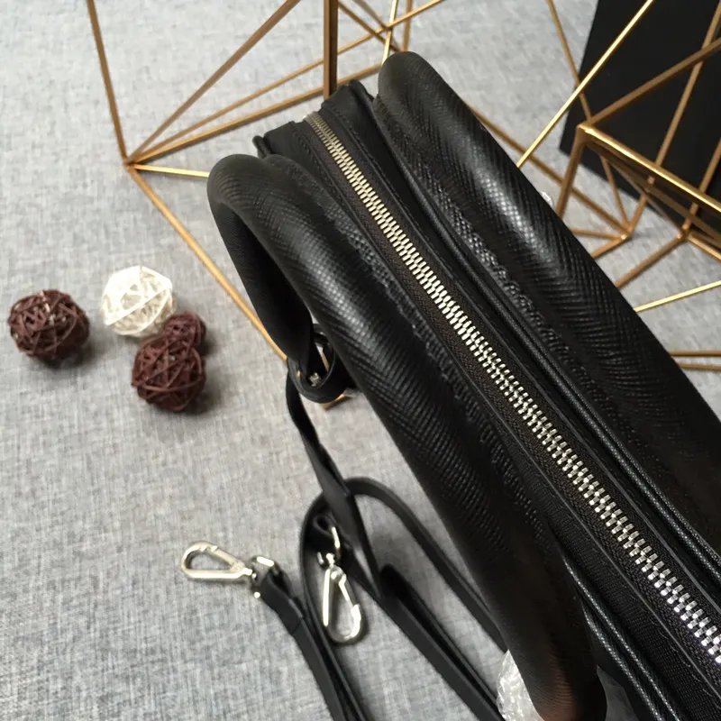 💰1840, P's new model 0368 is out of stock, bottom width is 3.5cm👻👻👻, synchronized with counters, lightweight + ultra-thin + practical, the style that men have always requested, top quality, 175 OEM code, length 37x height 28x base width 3.5cm.