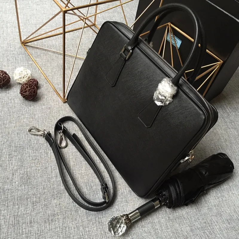 💰1840, P's new model 0368 is out of stock, bottom width is 3.5cm👻👻👻, synchronized with counters, lightweight + ultra-thin + practical, the style that men have always requested, top quality, 175 OEM code, length 37x height 28x base width 3.5cm.